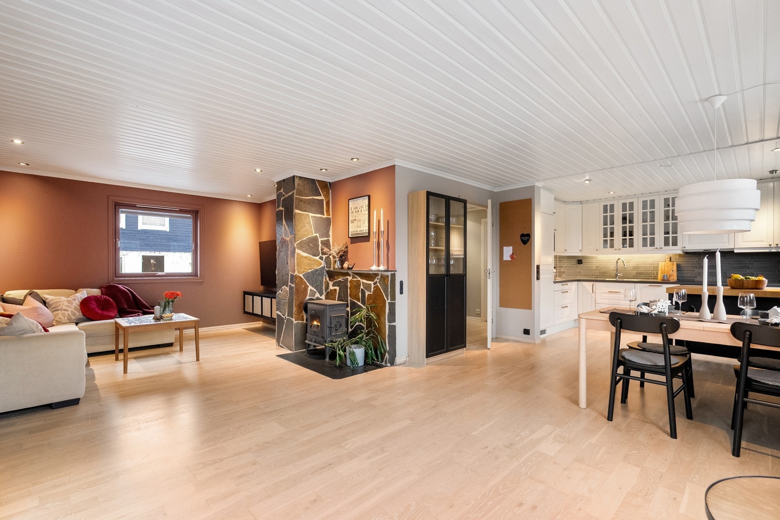 Åpen og praktisk løsning mot kjøkkenet. Galleribilde