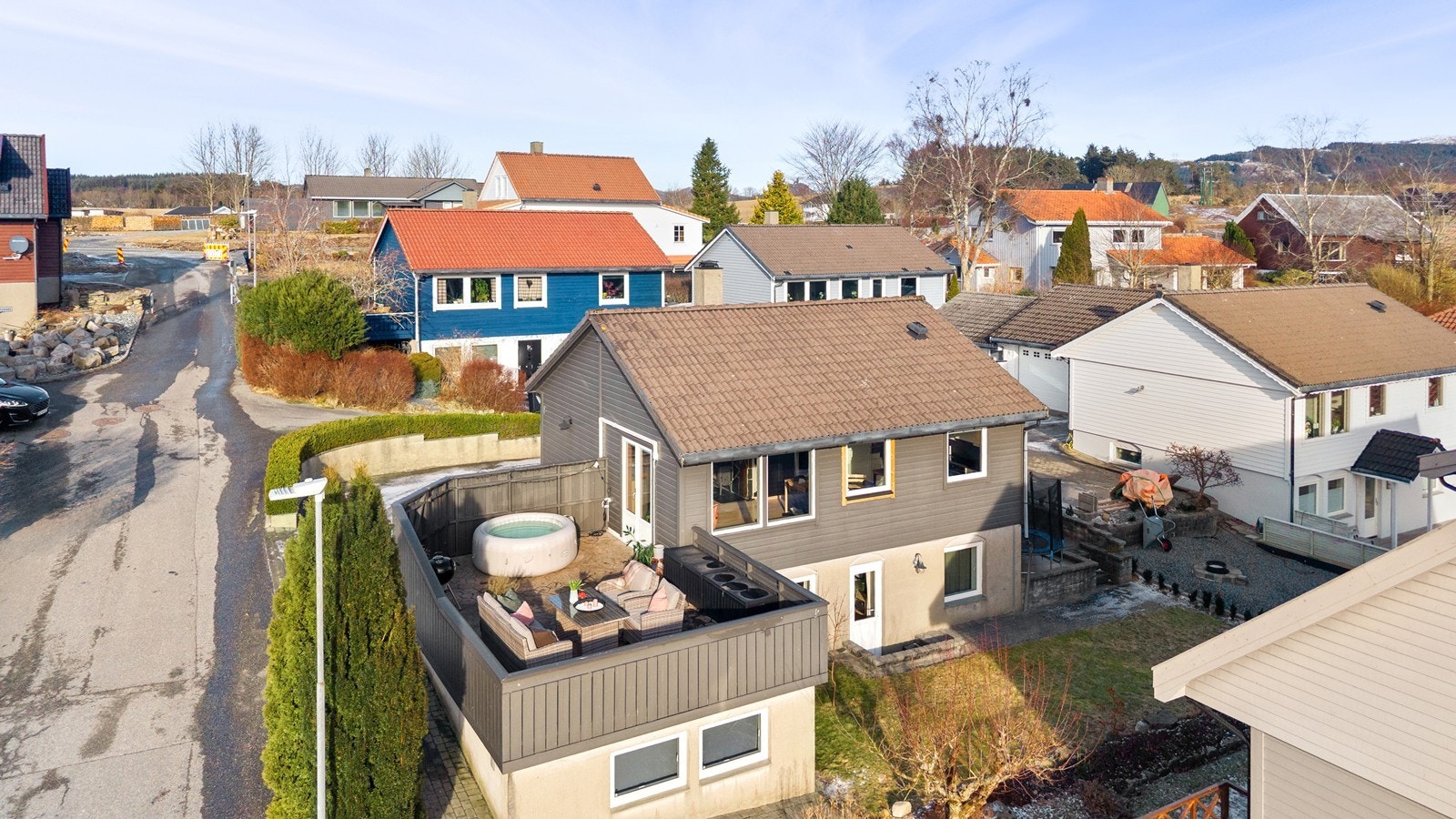 Solrikt og flott opparbeidet uteområde med ulike soner. Galleribilde