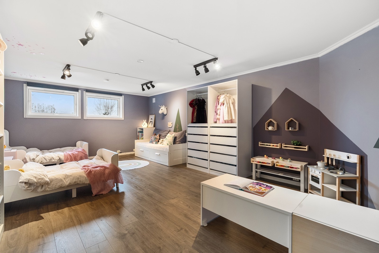 Romslig hovedsoverom i underetasjen. Galleribilde