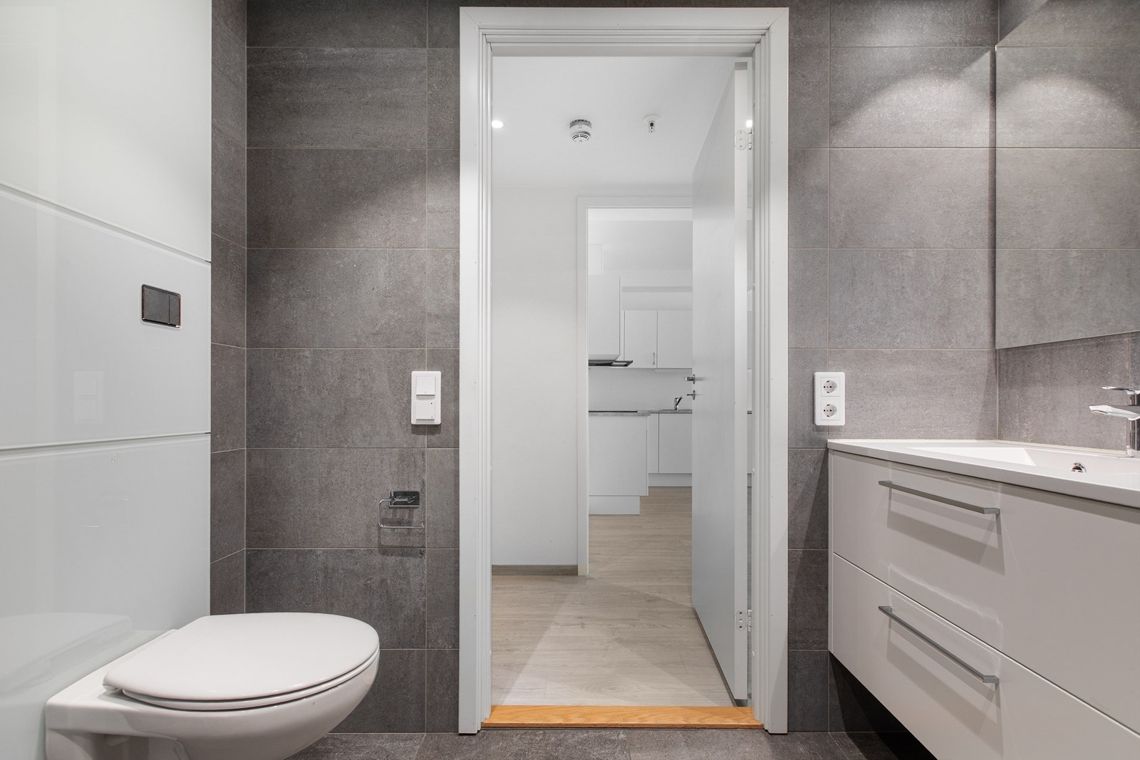 Badet har innebygget sisterne med vegghengt klosett. Opplegg for vaskemaskin. Galleribilde