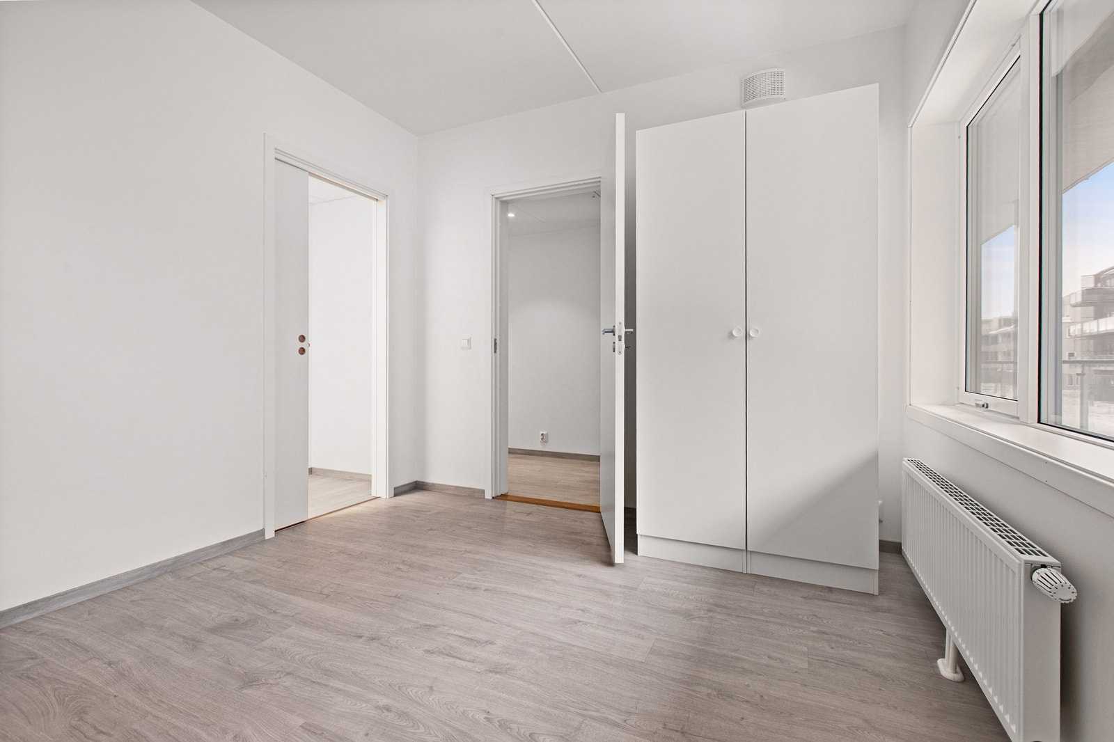 Soverom med garderobeskap Galleribilde