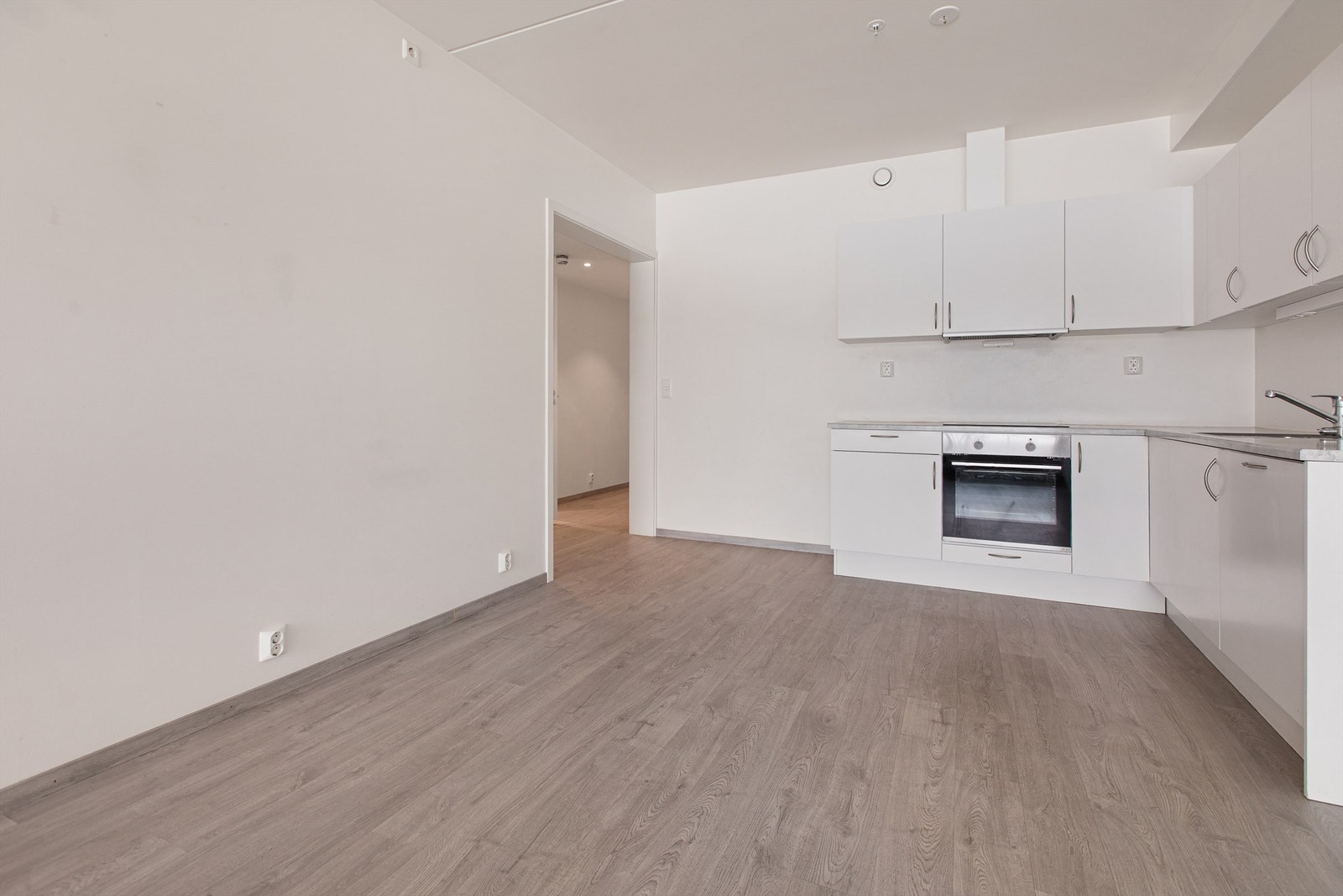 Kjøkkeninnredning med hvite glatte fronter fra byggeår Galleribilde