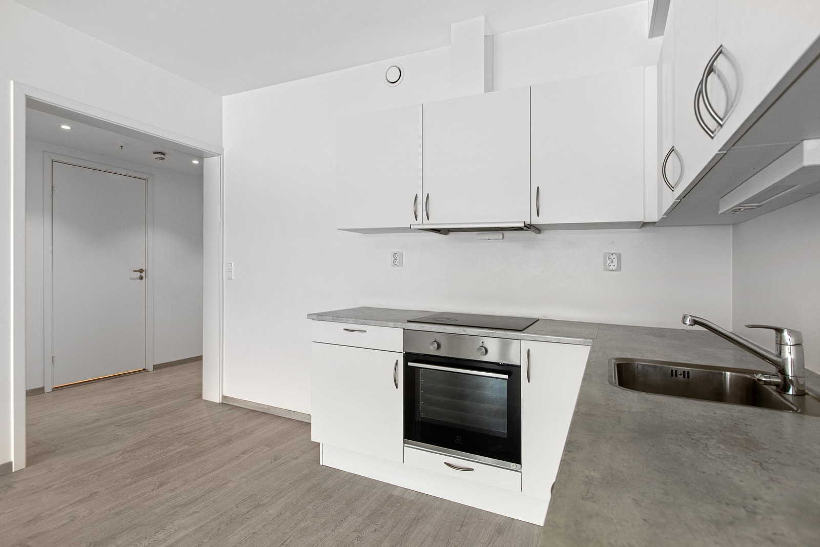 Kjøkken med benkeplater av laminat. Nedfelt oppvaskkum med ett-greps armatur. Benkeskapsbelysning og stikkontakter under overskap. Integrerte komfyr med nedfelt induksjonstopp. Komfyrvakt. Mekanisk kjøkkenventilator.
Integrert oppvaskmaskin. Galleribilde