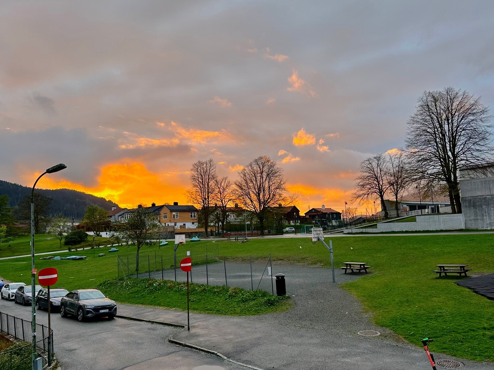 Selgers bilde av soloppgang over området, gir et stemningsfullt innblikk i hvordan morgentimene oppleves fra boligen. Soloppgangen bader området i et mykt og varmt lys, og fremhever både nærområdets omgivelser og den rolige atmosfæren som preger stedet. Galleribilde