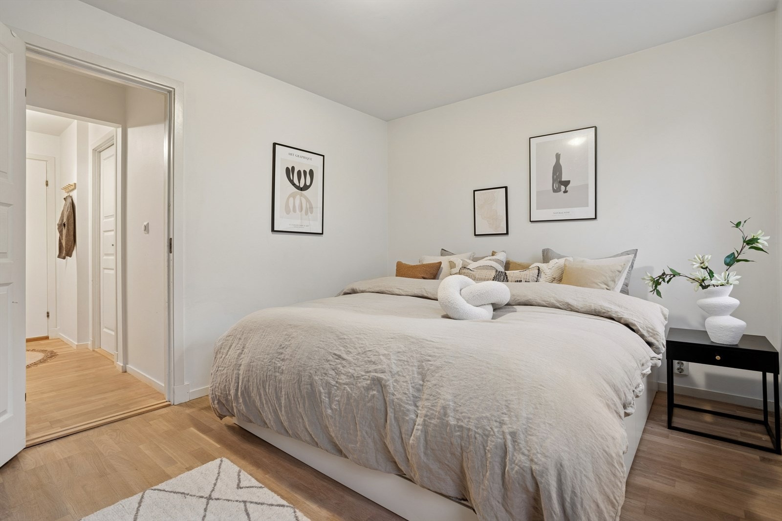 Leiligheten har to pene soverom, begge med god plass til dobbeltseng og øvrig møblement. Galleribilde