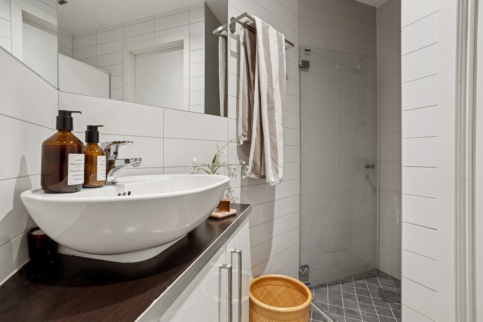 Badet har fliser på både gulv og vegger, og fremstår praktisk og tidløst. Galleribilde