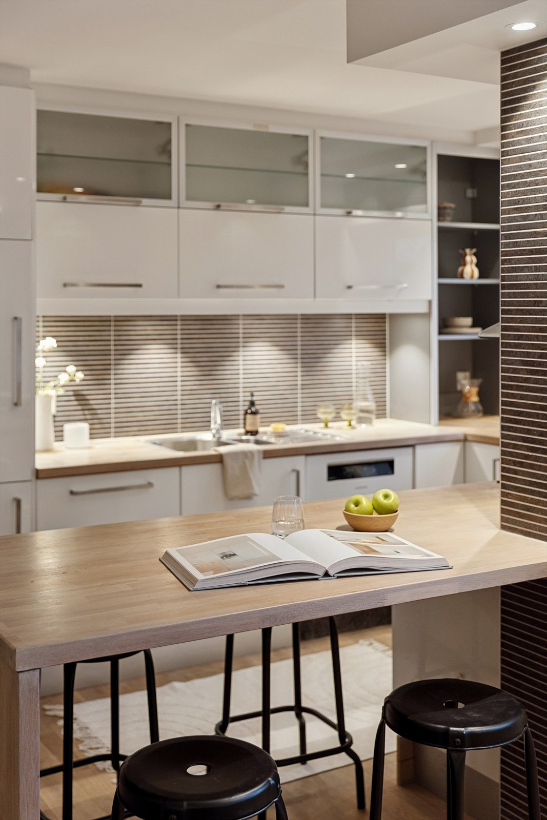 Av hvitevarer finner du oppvaskmaskin, kjøl/frys fra ca. 2020, stekeovn fra ca. 2022 og en induksjonstopp installert i 2025 - alt dette bidrar til en praktisk og oppdatert kjøkkenløsning. Galleribilde