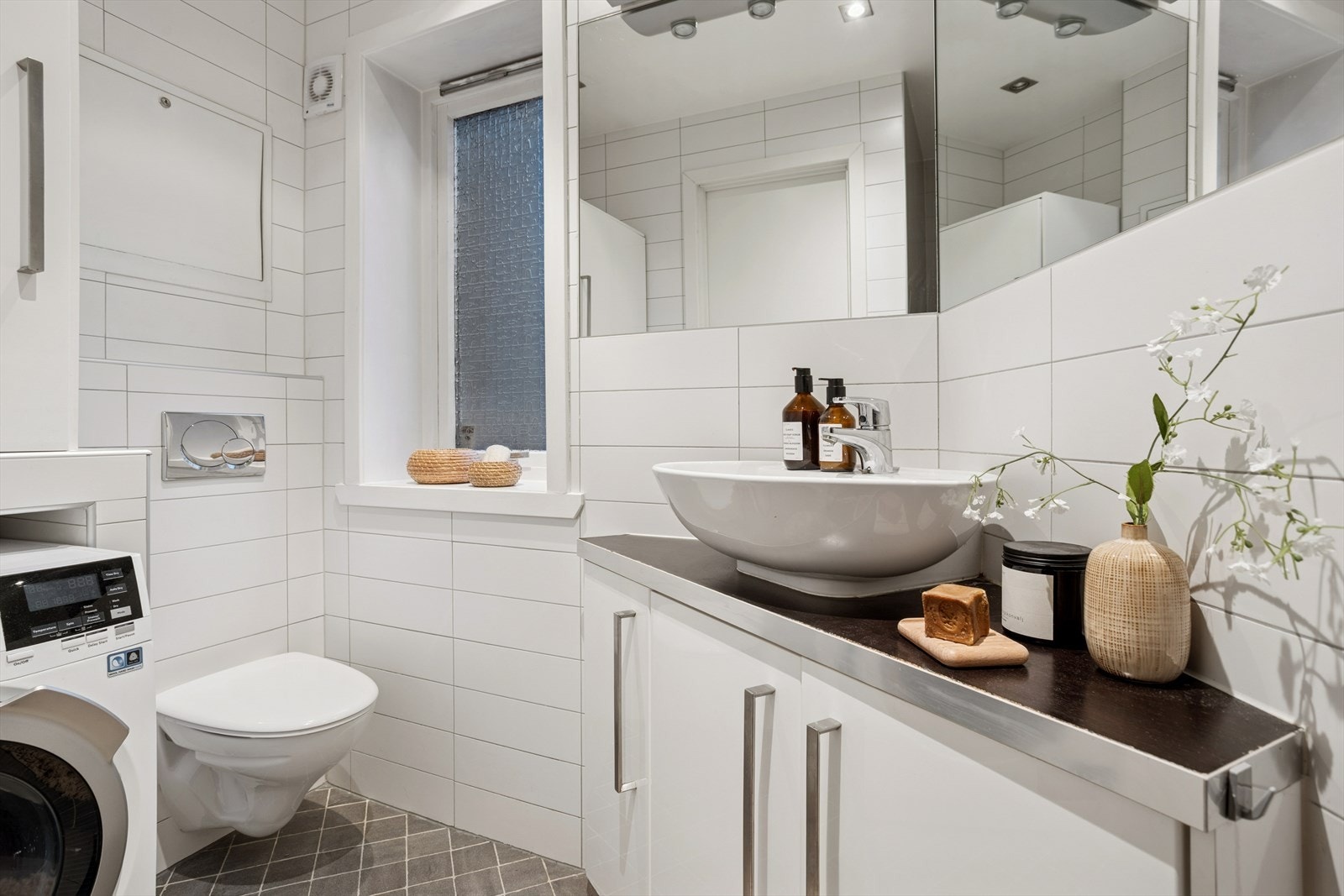 Her finner du vegghengt toalett, servant og dusj, samt varmekabler i gulv som gir økt komfort. Opplegg for vaskemaskin og mekanisk avtrekk, noe som sikrer et godt inneklima. Galleribilde