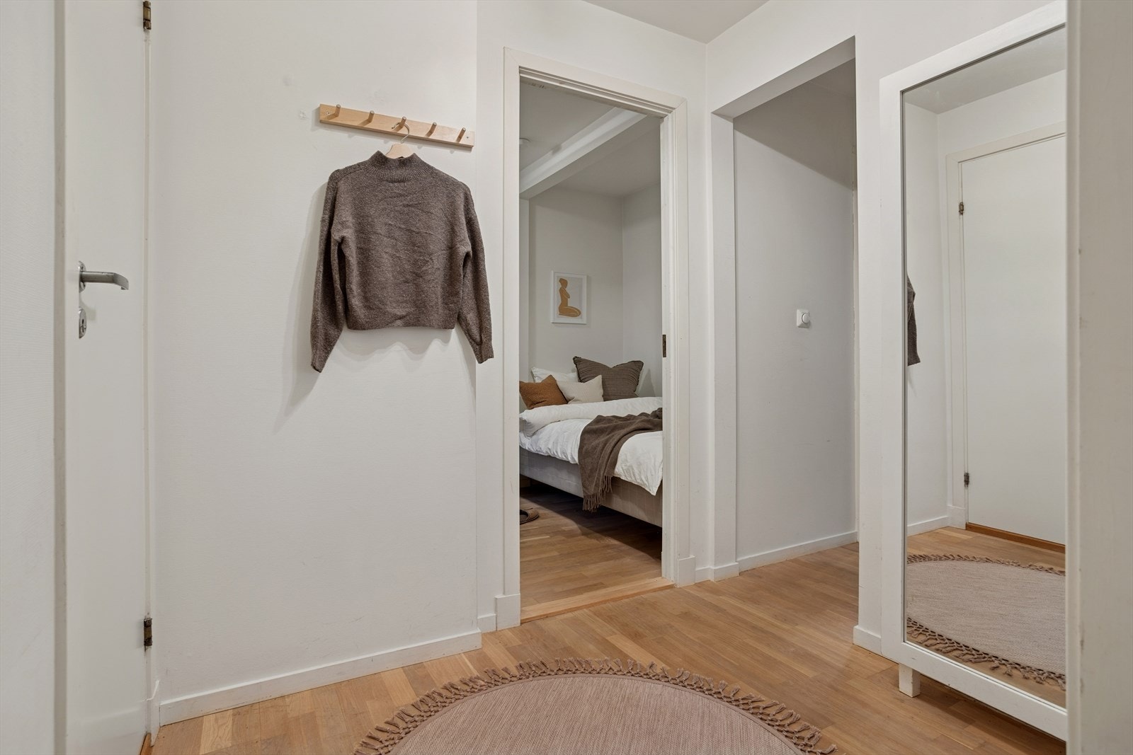 Adkomst skjer via et felles trapperom, før du ønskes velkommen inn i en lys og pen entré med plass for oppheng av yttertøy. Galleribilde