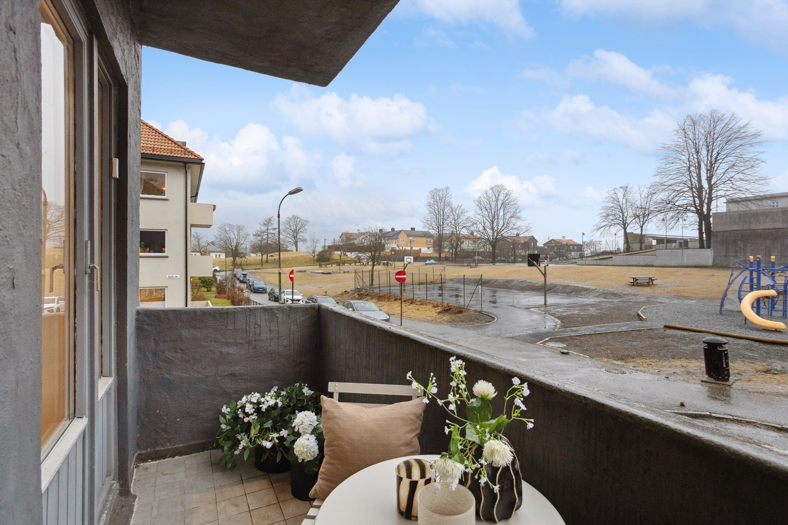 Fra stuen har du direkte utgang til en balkong på ca. 4 kvm, et trivelig uterom som fungerer perfekt for morgenkaffen, et lite avbrekk i hverdagen eller en rolig stund i frisk luft. Galleribilde