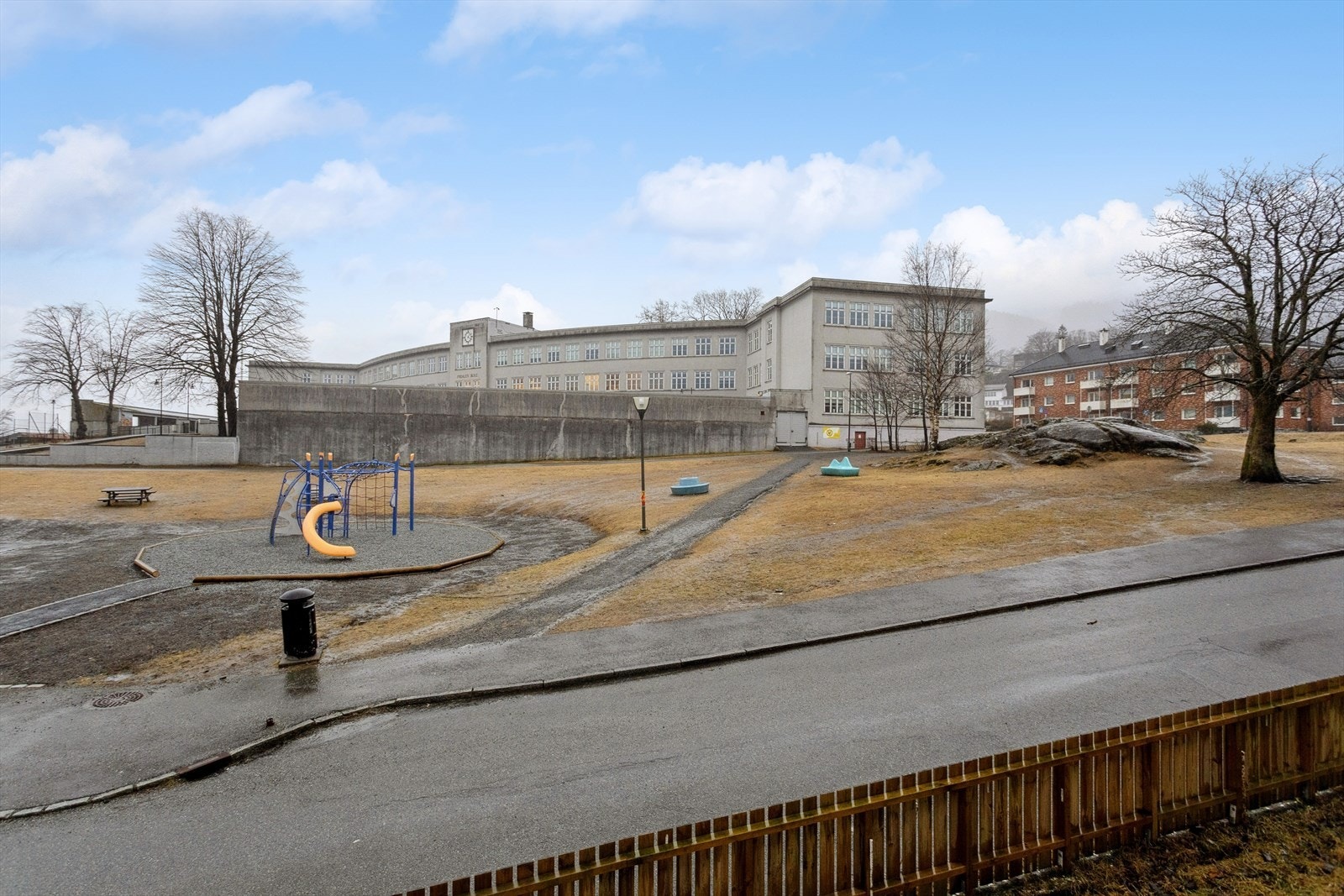 Beliggenheten er spesielt attraktiv for barnefamilier, da Fridalen skole (1.-7. trinn) ligger like ved. Den korte avstanden gjør hverdagen både trygg og praktisk, med en enkel og trafikksikker skolevei for de yngste. Galleribilde