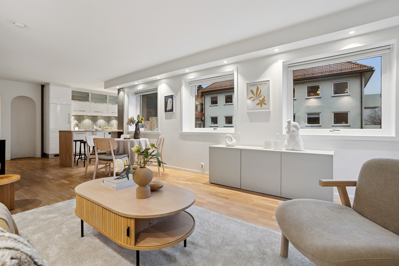 Den åpne løsningen gir en naturlig flyt mellom spiseplassen og resten av oppholdsrommet, og skaper en innbydende atmosfære for både hverdag og fest. Galleribilde