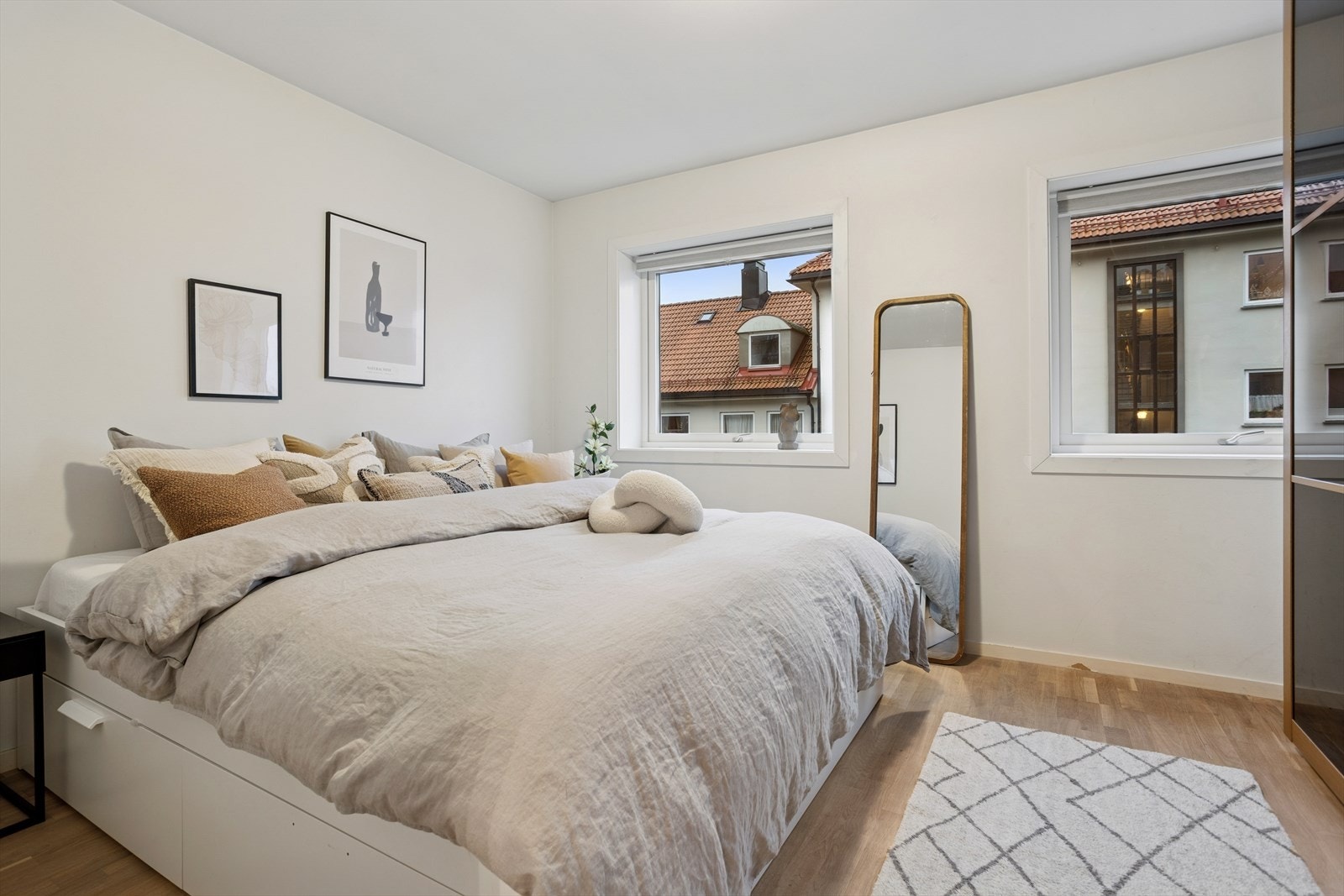 Det største soverommet gir ekstra gode innredningsmuligheter og passer godt til et hovedsoverom. Galleribilde