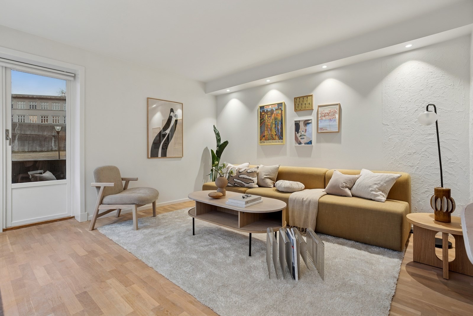 De store vinduene slipper inn rikelig med naturlig lys og gir rommet en lys og åpen atmosfære gjennom hele dagen. Galleribilde