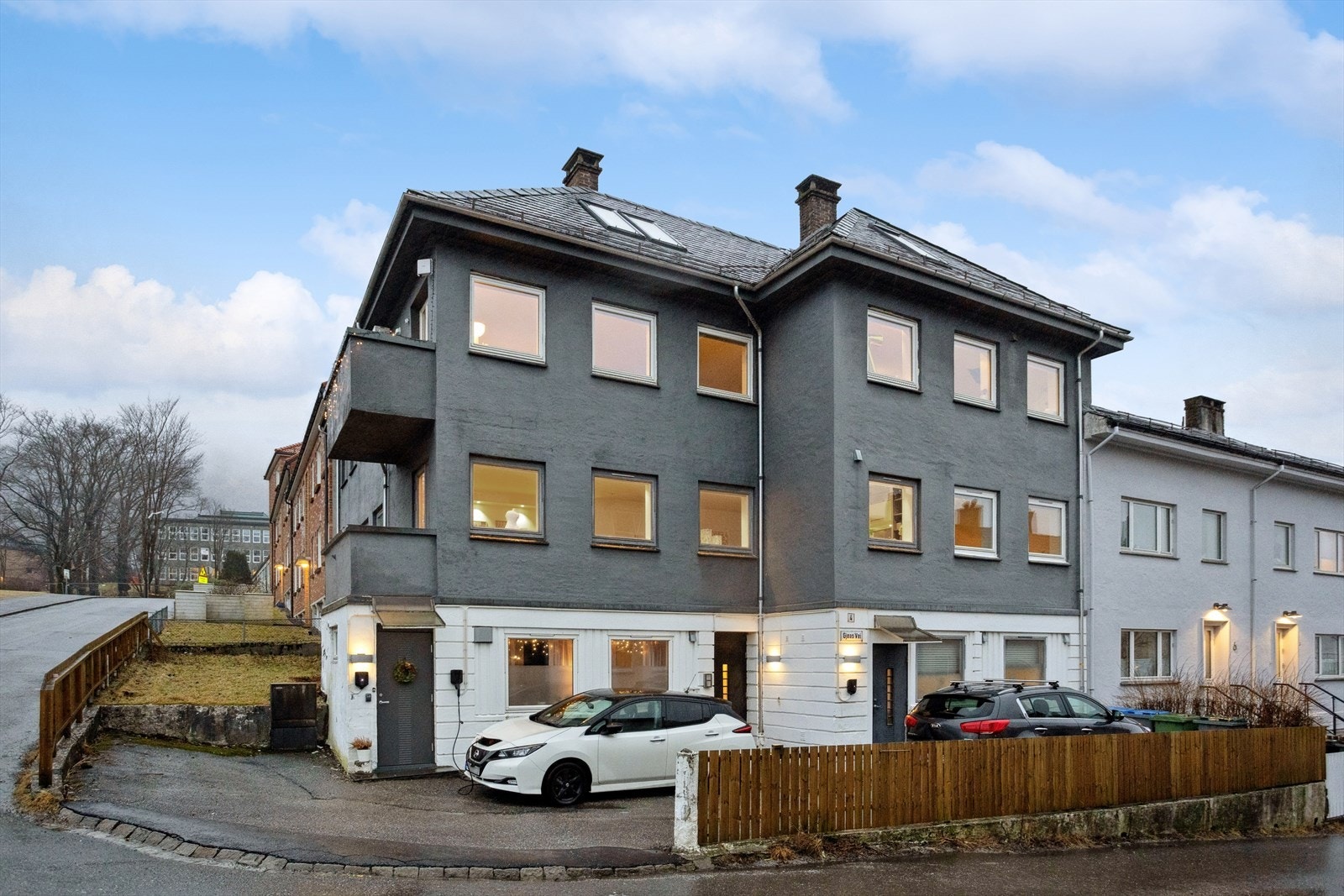 Gjøas vei ligger i et etablert boligområde på Landås/Fridalen. Området består av rolige boliggater med nærhet til servicetilbud, skoler og gode turmuligheter. Beliggenheten er sentral, samtidig som den ligger skjermet fra byens mest trafikkerte gater. Galleribilde