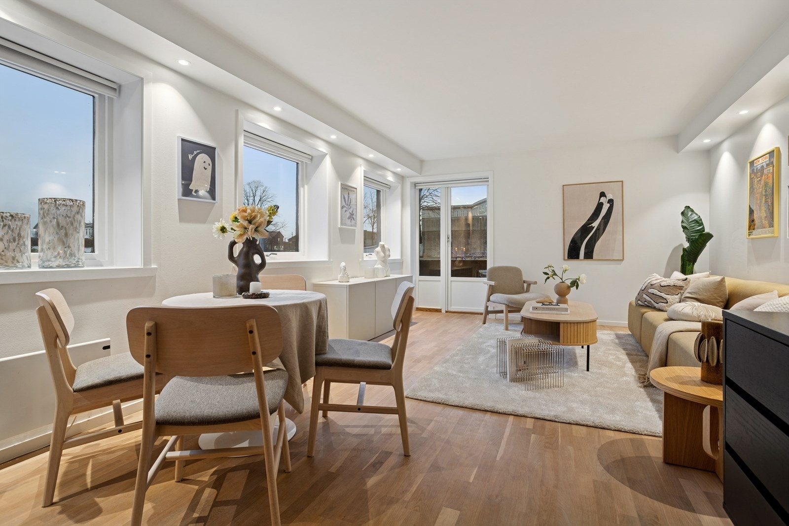 Det er god plass til et spisebord, noe som gjør det enkelt å samle familie og venner til hyggelige måltider og sosiale sammenkomster. Galleribilde