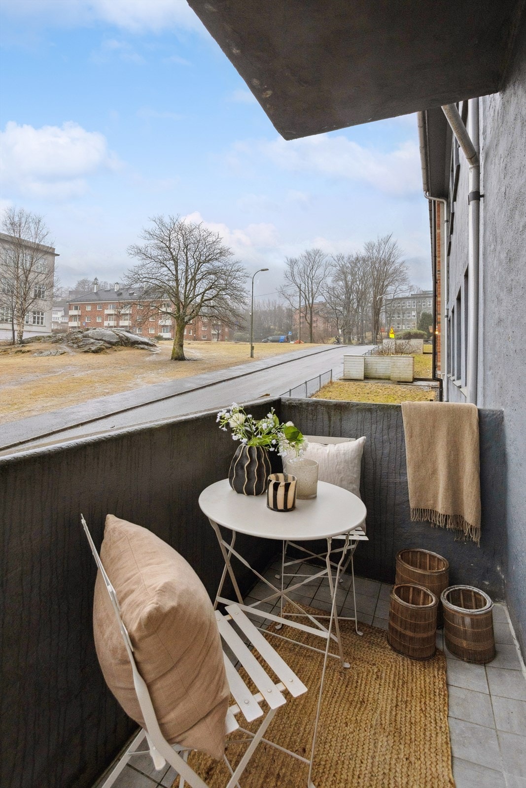 Balkongen forsterker følelsen av å ha et ekstra oppholdsareal og gir hyggelig kontakt med omgivelsene. Galleribilde