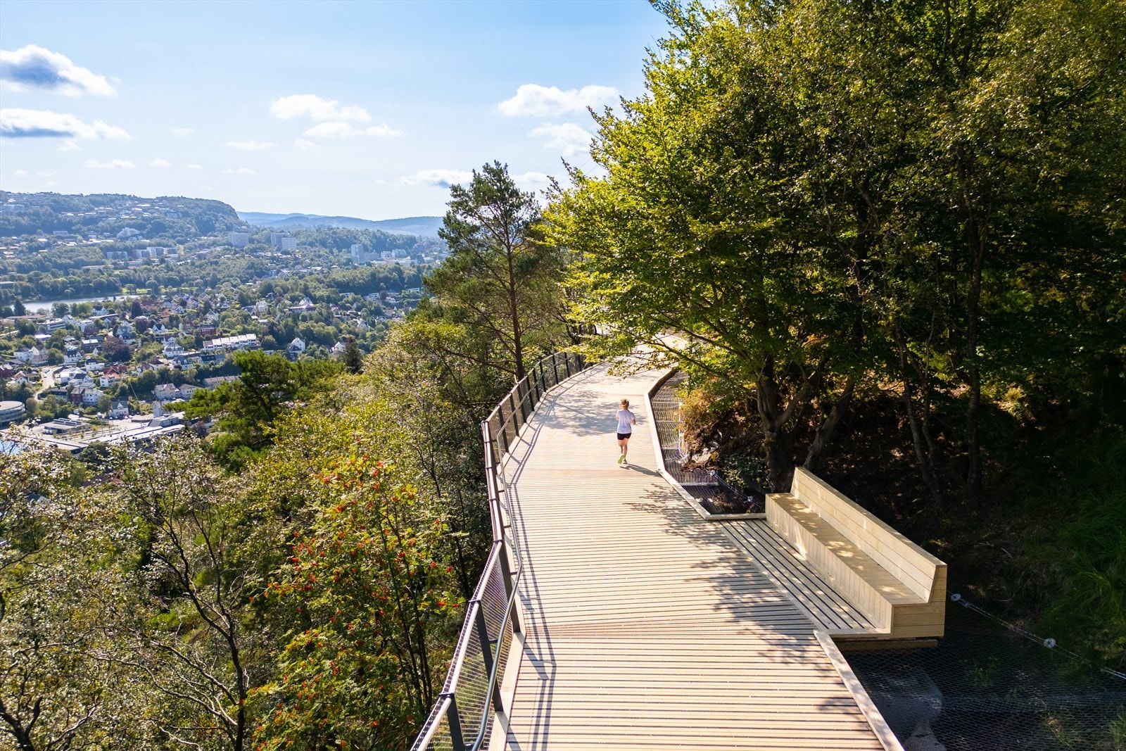 Løvstien er en av Bergens mest populære turstier. Den langstrakte turveien slynger seg langs Løvstakken og byr på en unik kombinasjon av lett tilgjengelig friluftsliv, vakker utsikt og fredelige omgivelser. Galleribilde