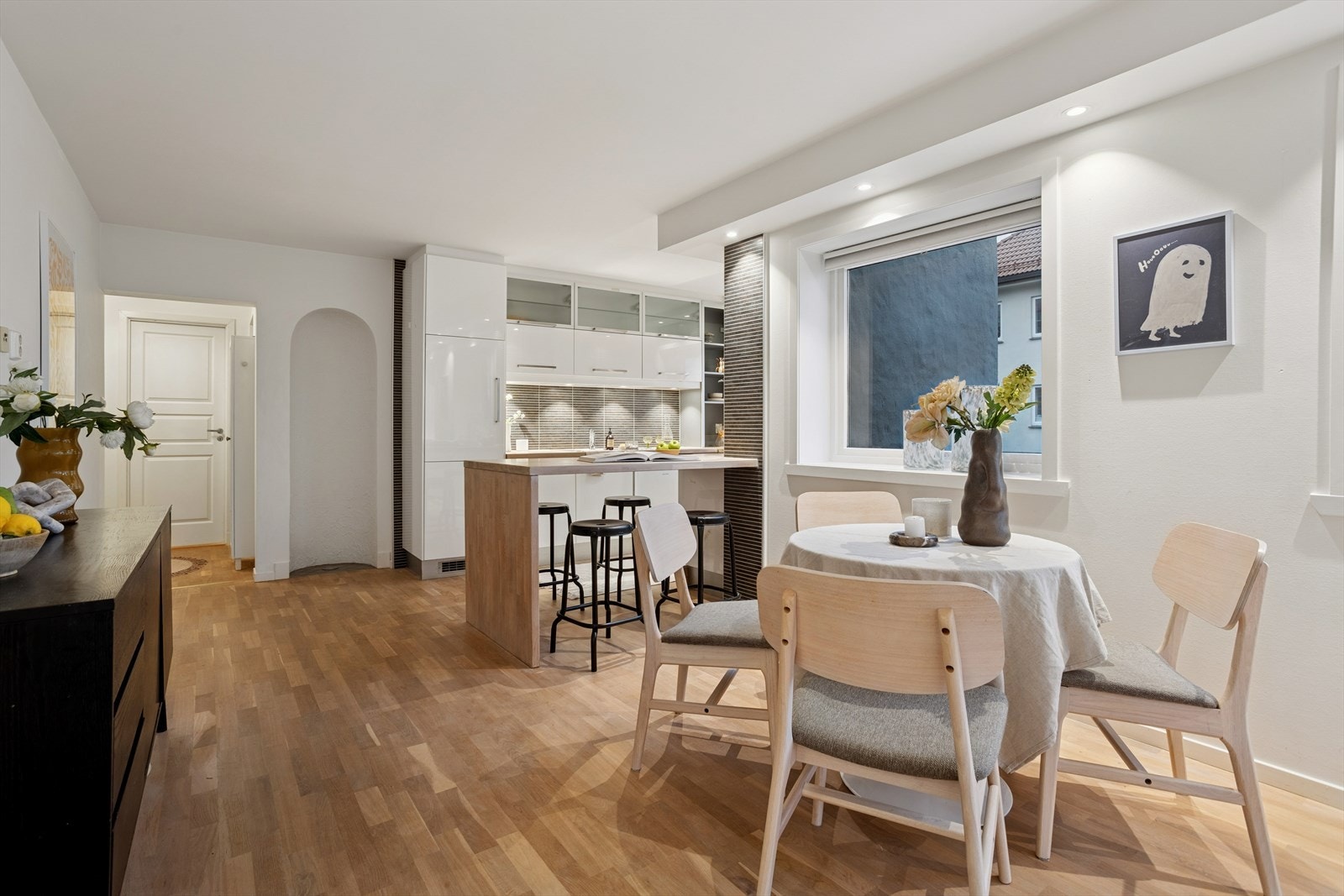 Stuen har gode møbleringsmuligheter, med plass til både en komfortabel sofagruppe og et stort spisebord som samler familie og venner. Galleribilde