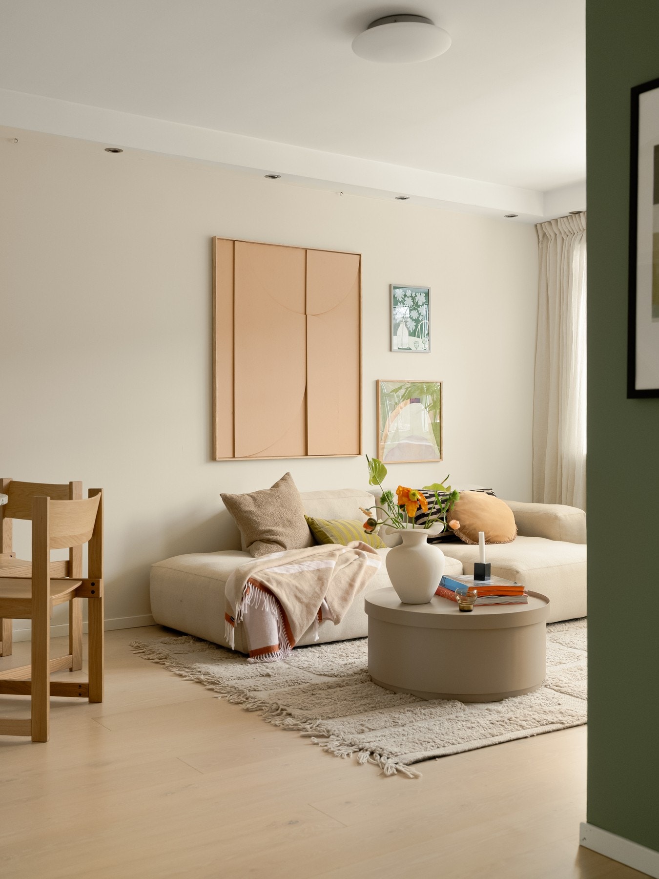 I 2020 ble det lagt nye, fine én-stavs eikeparkettgulv i stueområdet. Galleribilde