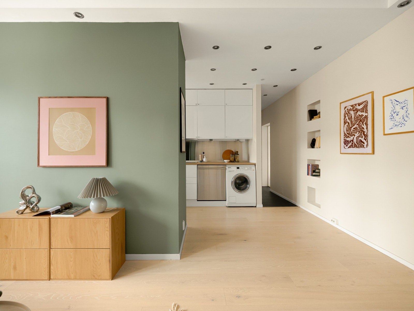 Kjøkkenet ligger i en delvis åpen løsning, perfekt for deg som liker arbeidsplass på kjøkkenet. Galleribilde