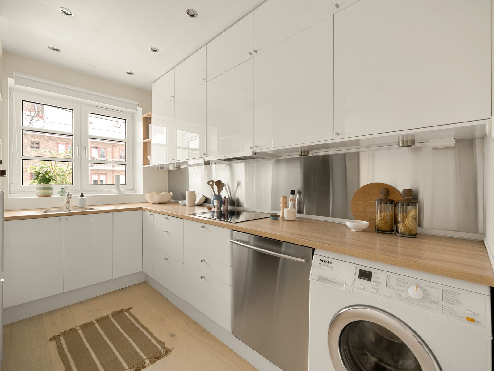 I 2019 ble kjøkkenet fornyet med flere nye fronter, ny benkeplate, underlimt utslagsvask og stekeovn. Galleribilde