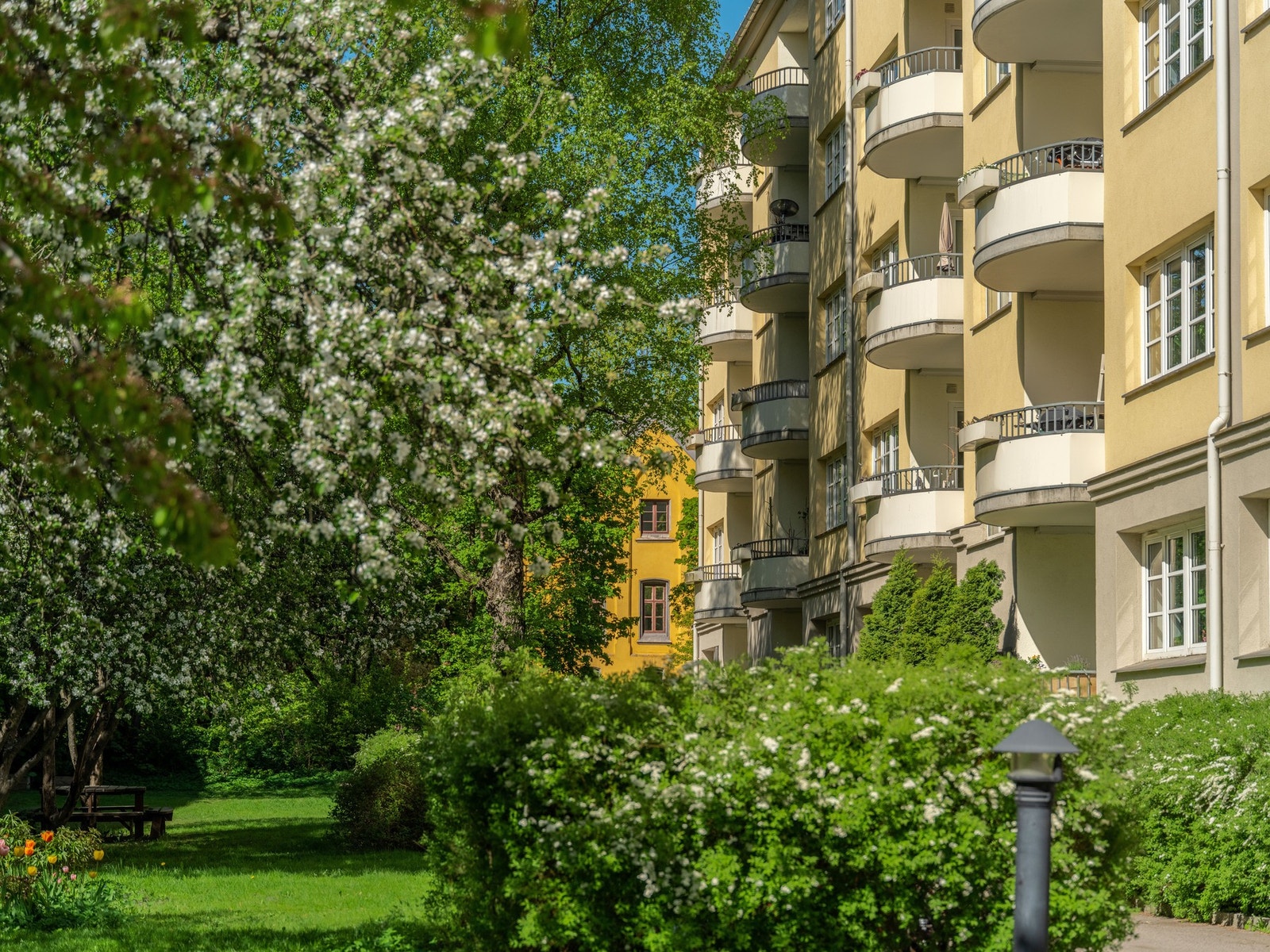 Det er også et fint fellesvaskeri med utsikt mot Akerselva ved siden av inngangen til Brochmanns gate 14C. Der er det to store vaskemaskiner, tørketrommel og tørkerom, samt toalett. Galleribilde