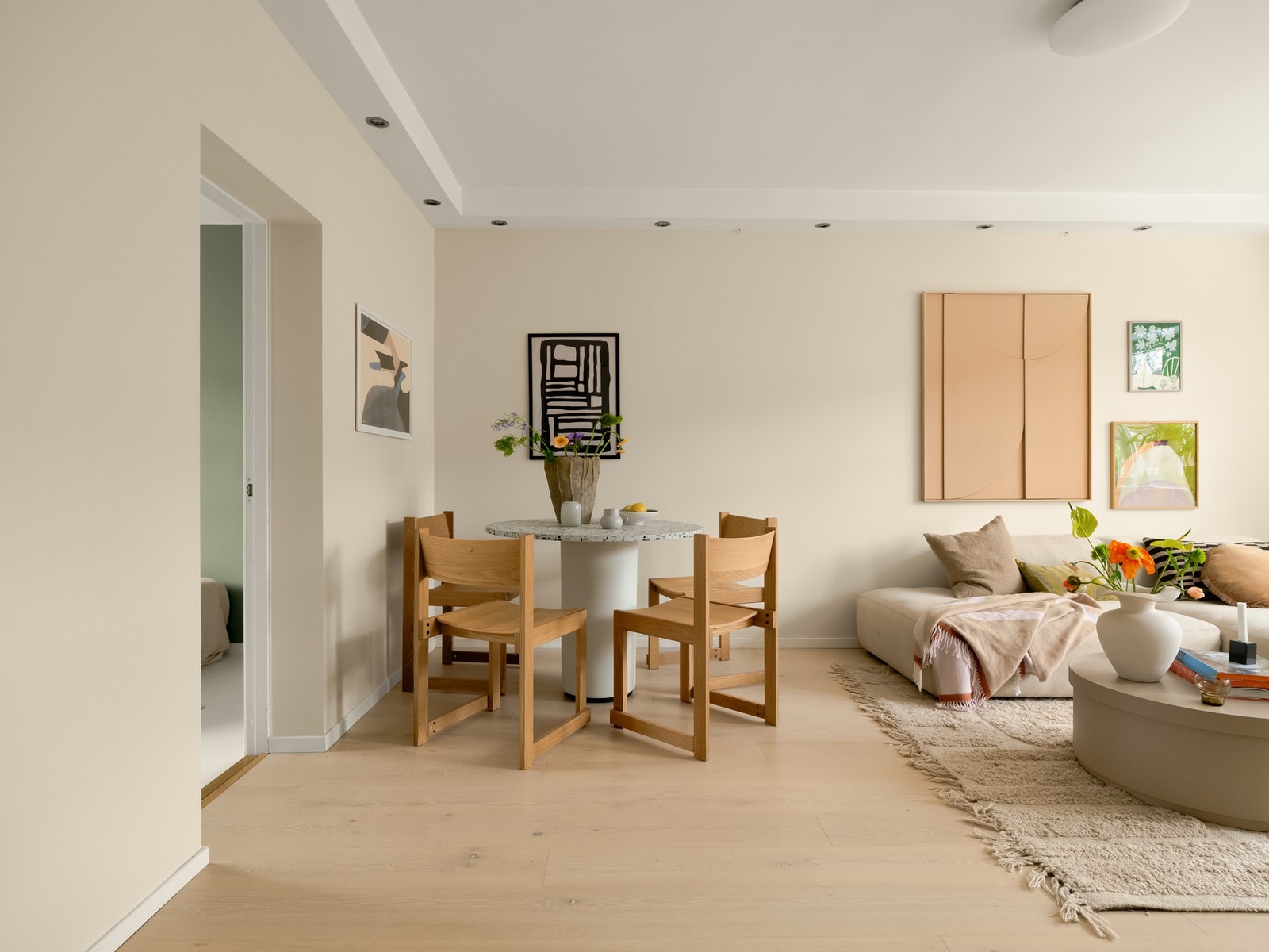 Rommet er av fin størrelse, så det er plass til både spisebord og sofagruppe. Galleribilde