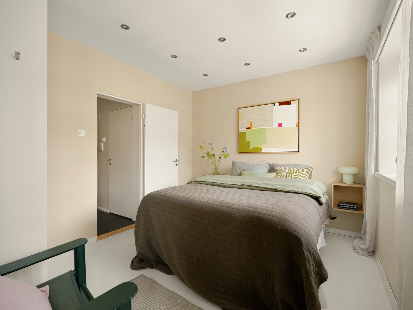 Rommet nærmest inngangspartiet benyttes i dag som hovedsoverom. Galleribilde