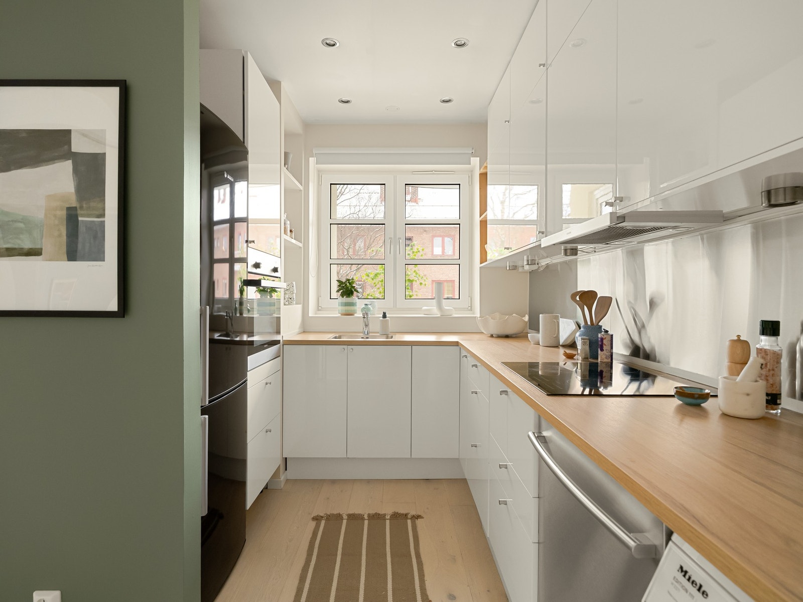 Kjøkkenet i seg selv er pent og praktisk, og har maksimalt utnyttet benk- og skapplass. Galleribilde