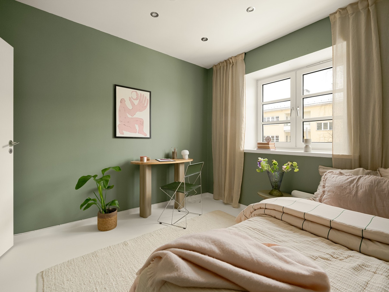 Rikelig med plass til både gjesteseng og kontorplass. Galleribilde