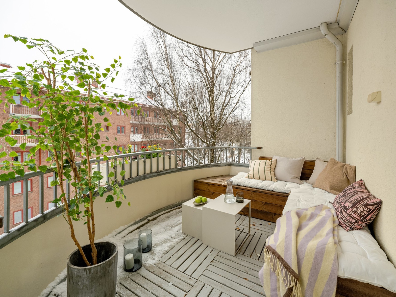 Når sommeren kommer har du denne store, vestvendte balkongen du kan slappe av på. Altså, se så stor! Galleribilde