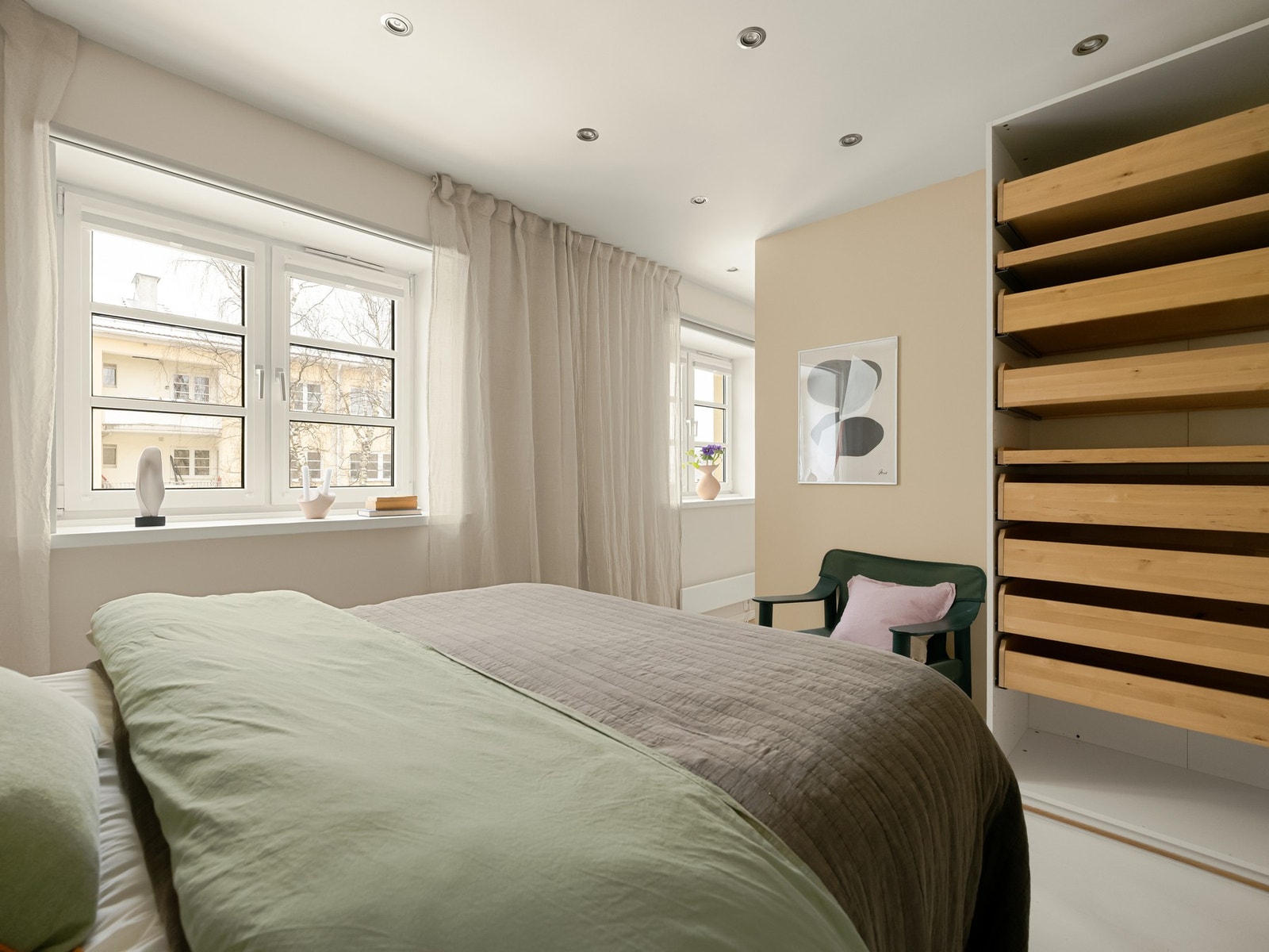 Et fantastisk stort rom med frodig utsyn og beliggenhet mot bakgården. Galleribilde