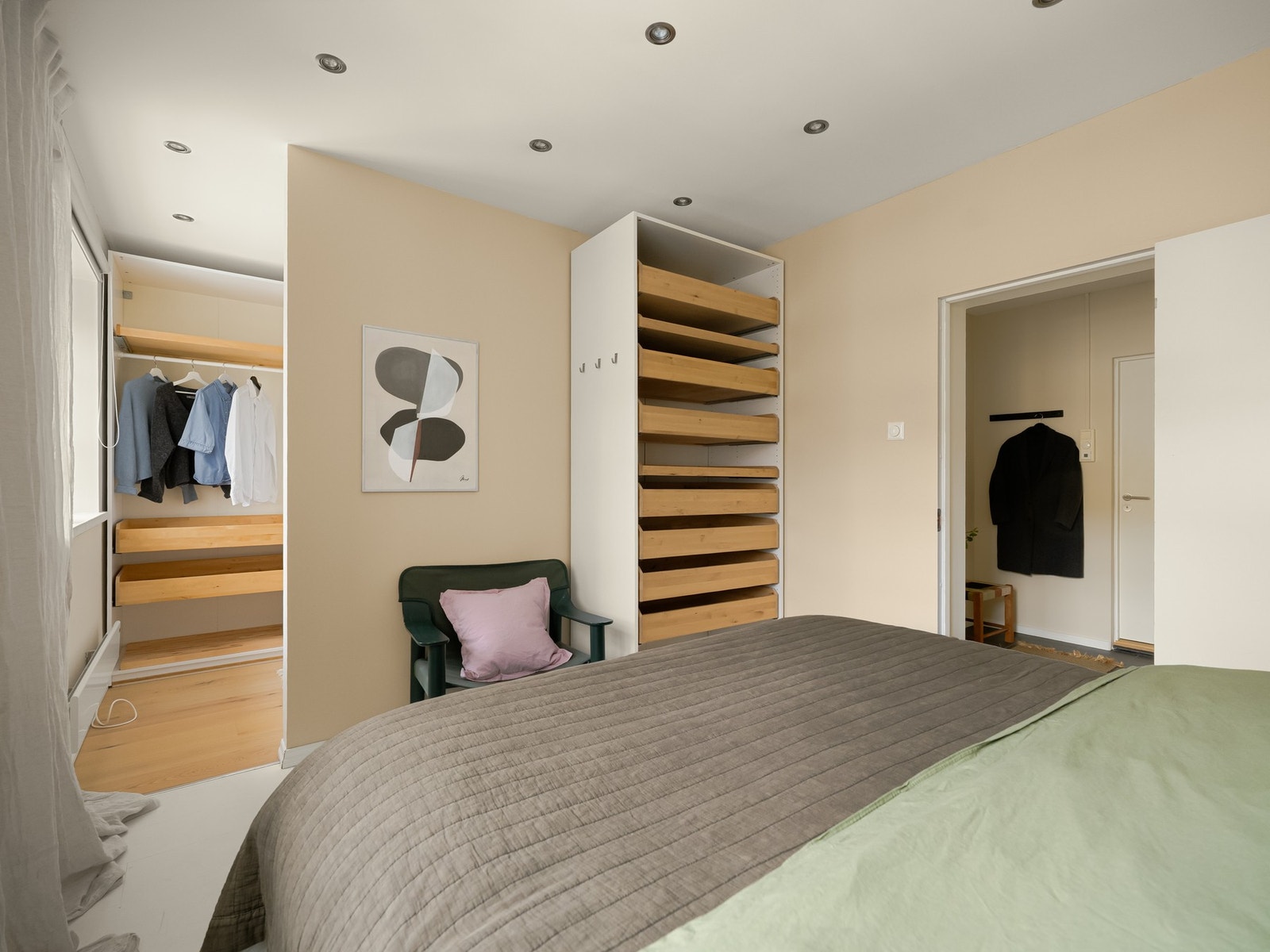 Boligen har opprinnelig tre soverom, men to av dem er slått sammen. På den måten er det etablert ett stort rom med tilstøtende omkledningsrom. Galleribilde