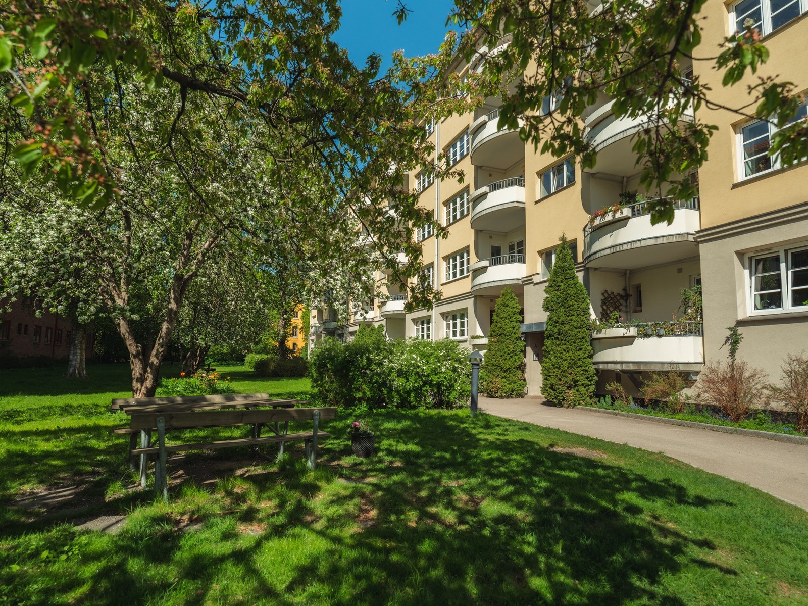 Leiligheten ligger svært fint til i byggets 4. etasje i et veldrevet og populært borettslag på Bjølsen. Borettslaget består av 60 andelsleiligheter. Galleribilde