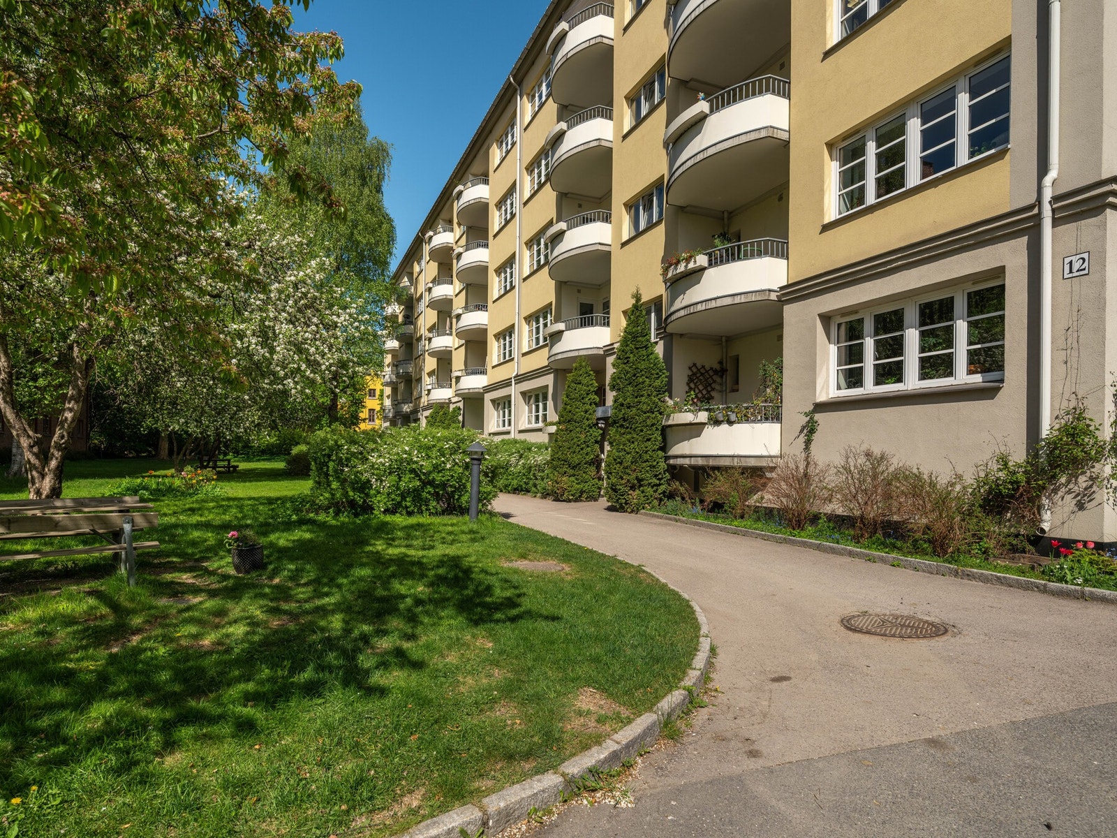 Det er store, grønne fellesarealer med frukttrær, felles dyrkekasser og bærbusker. Galleribilde