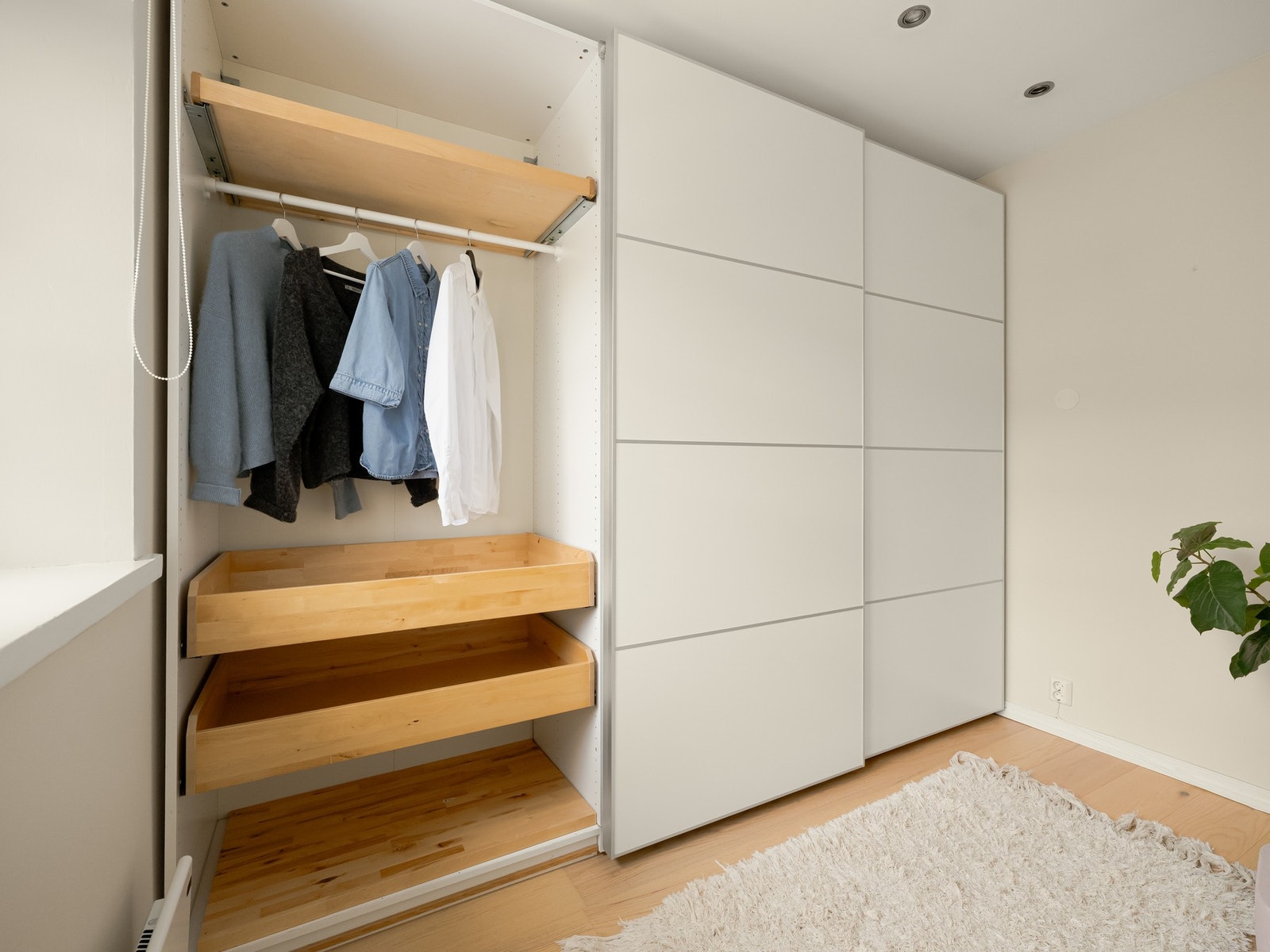 Omkledningsrommet gir mengder av lagringsplass til det du måtte ha av klær. Galleribilde