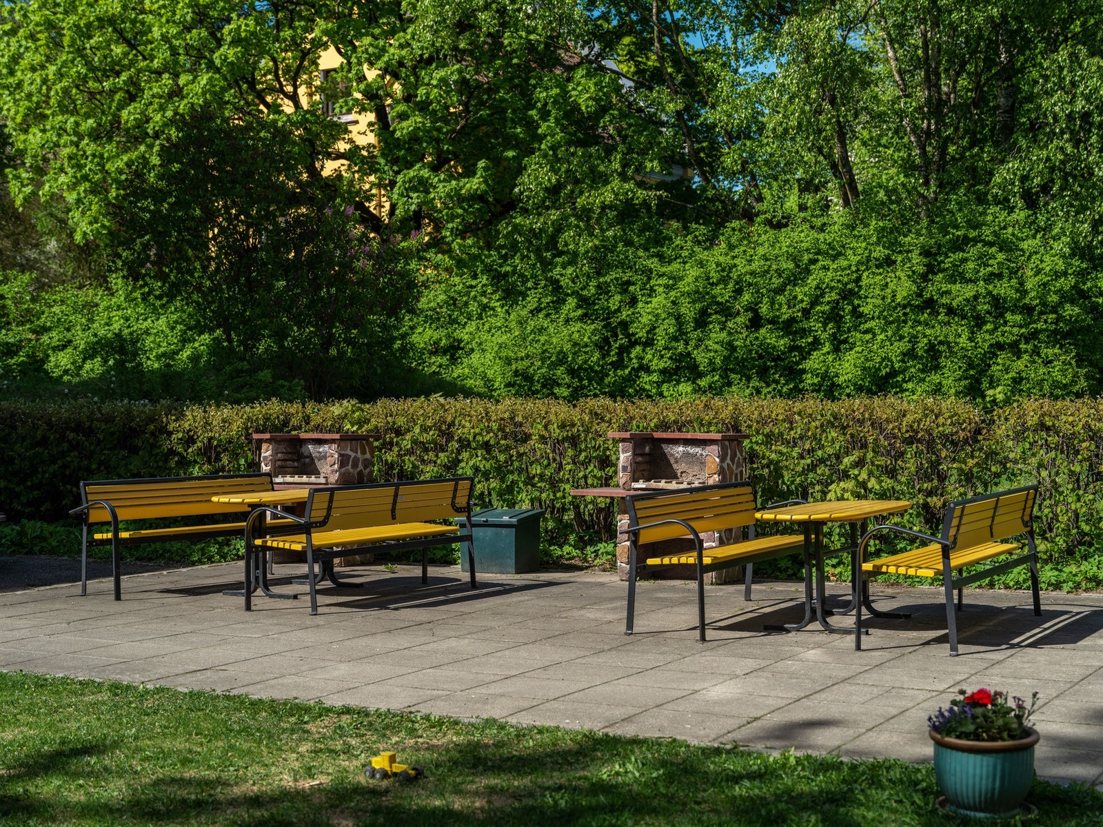 I bakgården disponerer beboere to griller og flere spiseområder til en hyggelig lunsj eller middag. Galleribilde