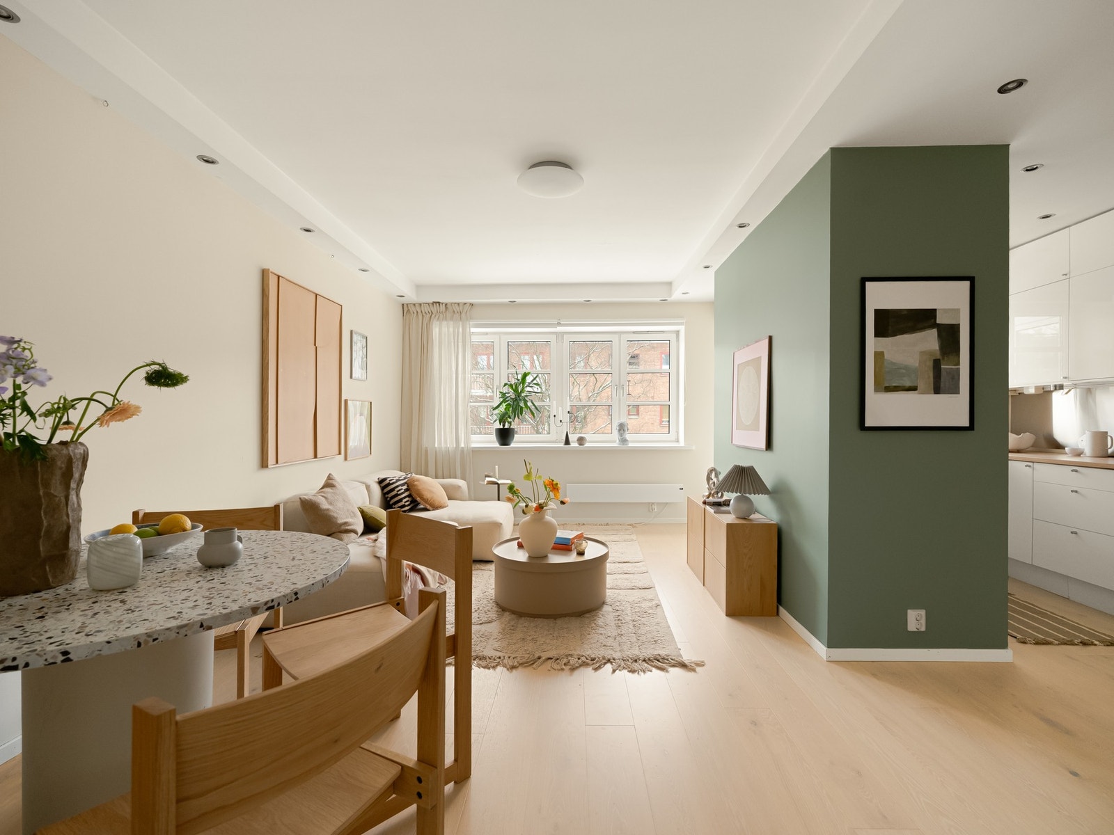 Vi fortsetter i den store og åpne stuen, som gjør nytten som foretrukket oppholdsrom. Galleribilde