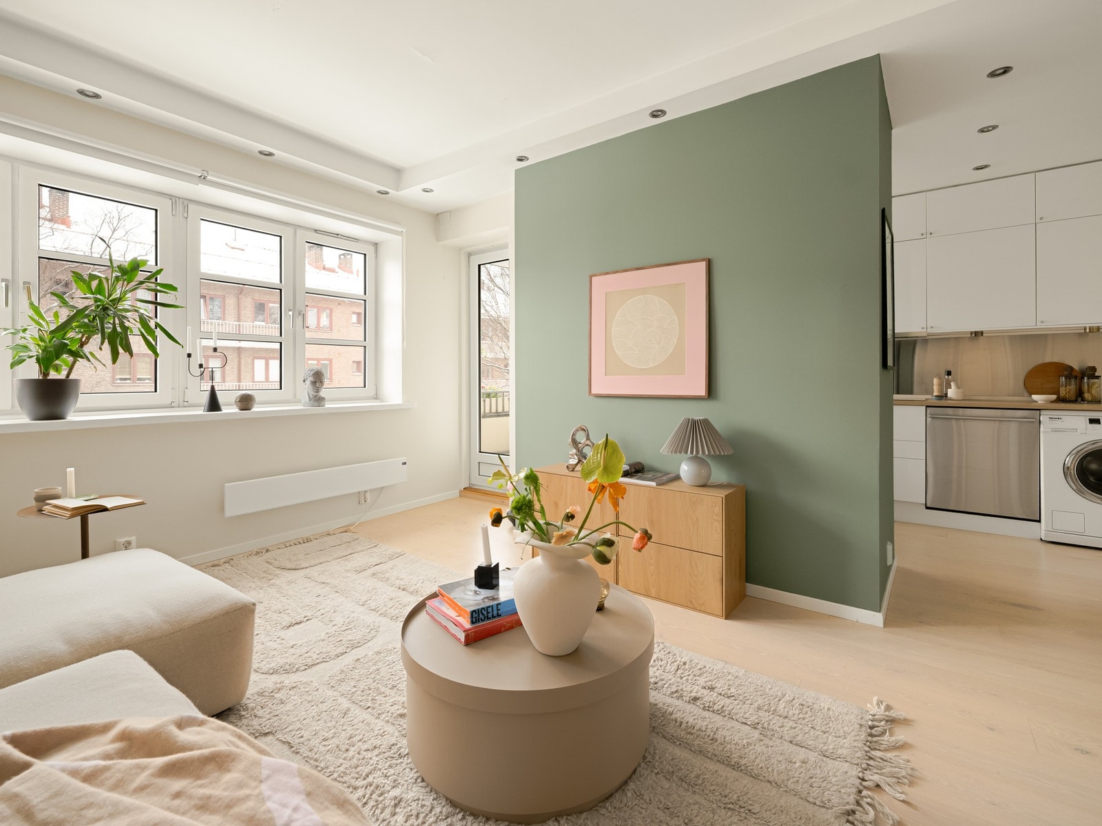 De store, vestvendte vindusflatene slipper inn rikelig med lys. Galleribilde