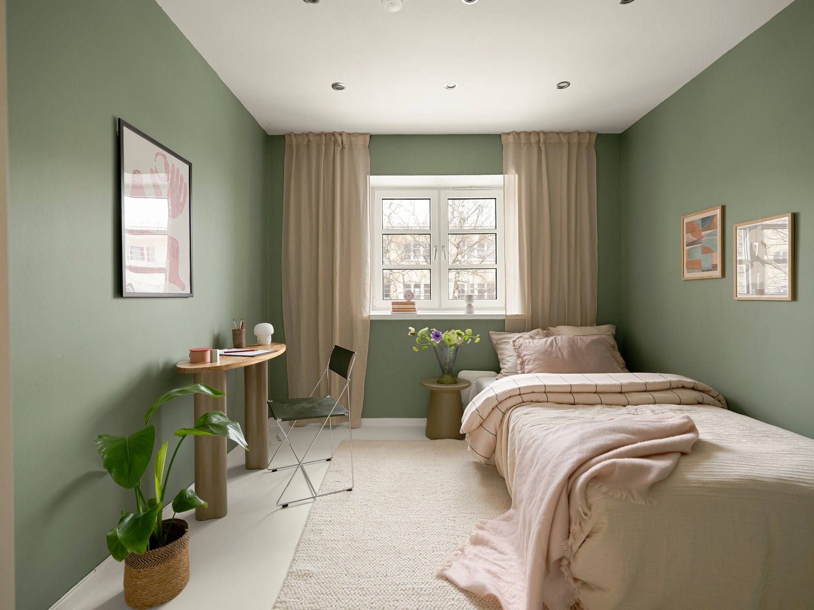 Rommet nærmest stuen er i dag innredet som soverom og kontor. Galleribilde