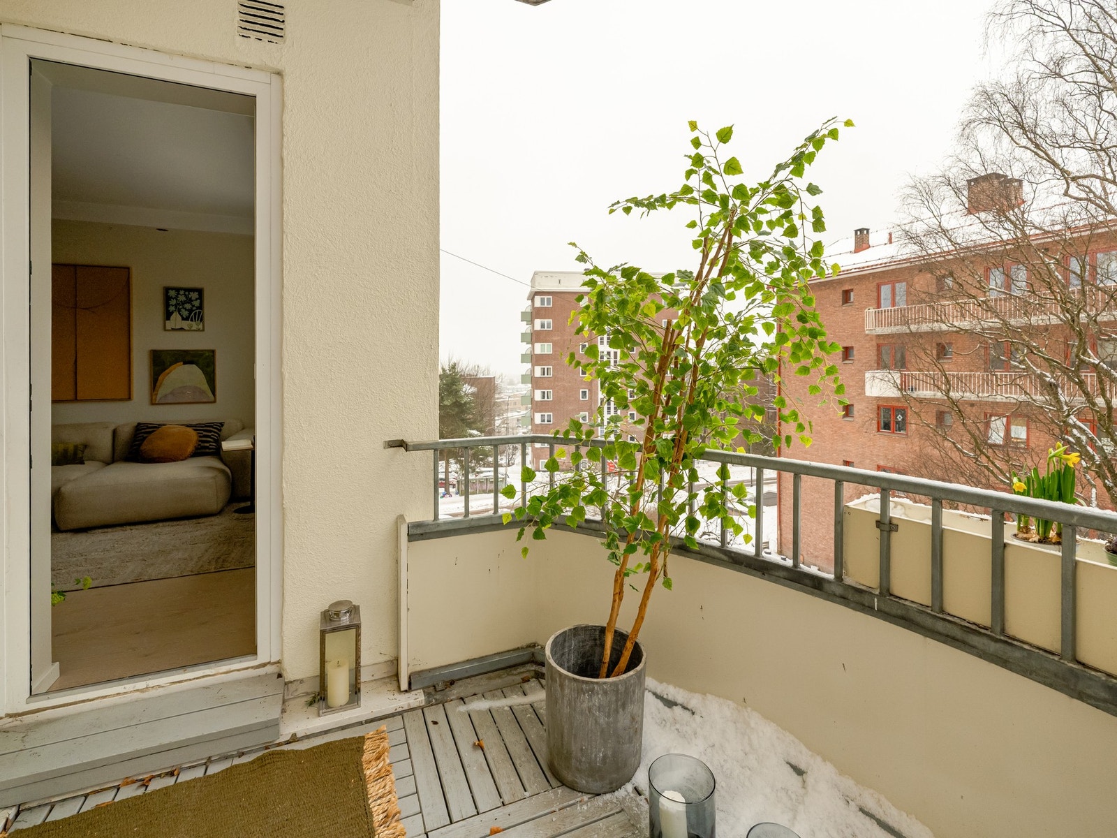 Midt på sommeren kan du nyte solen mellom 13:00-20:00. Hvor deilig er ikke det? Galleribilde