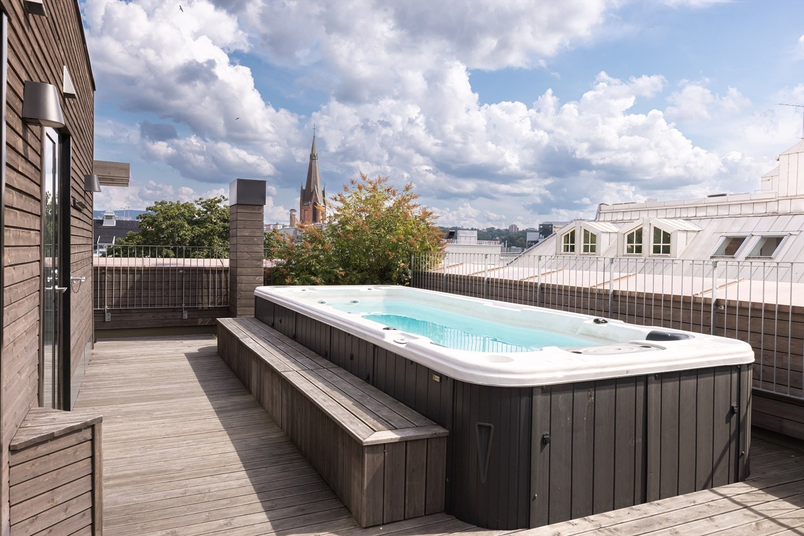 Eksklusiv felles takterrasse med motstrømsbasseng, sauna, utedusjer, utekjøkken med grill, og flere hyggelige sittegrupper. Galleribilde