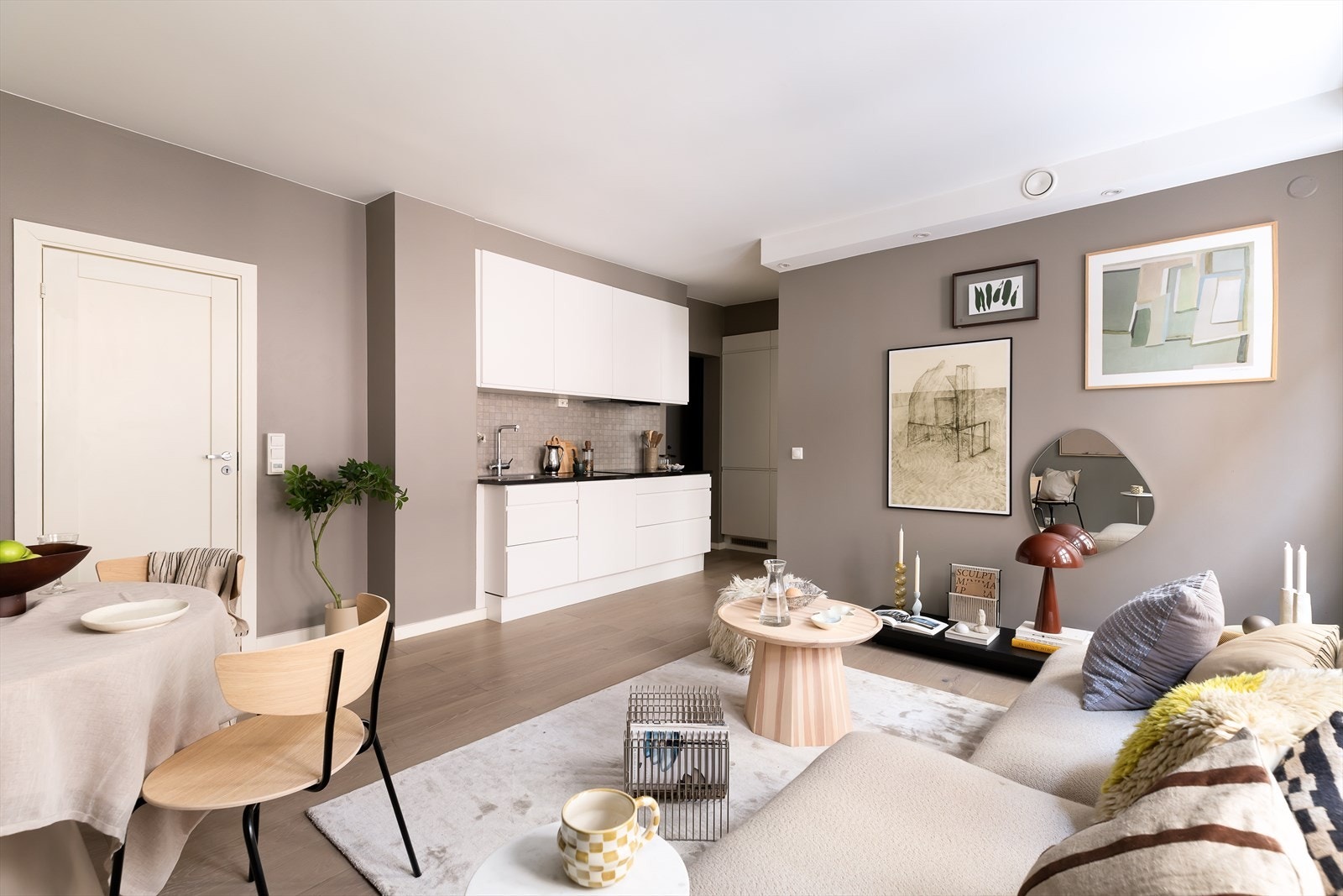 Leiligheten ble renovert i 2021 og holder en gjennomgående høy standard på materialer og utstyr. Galleribilde