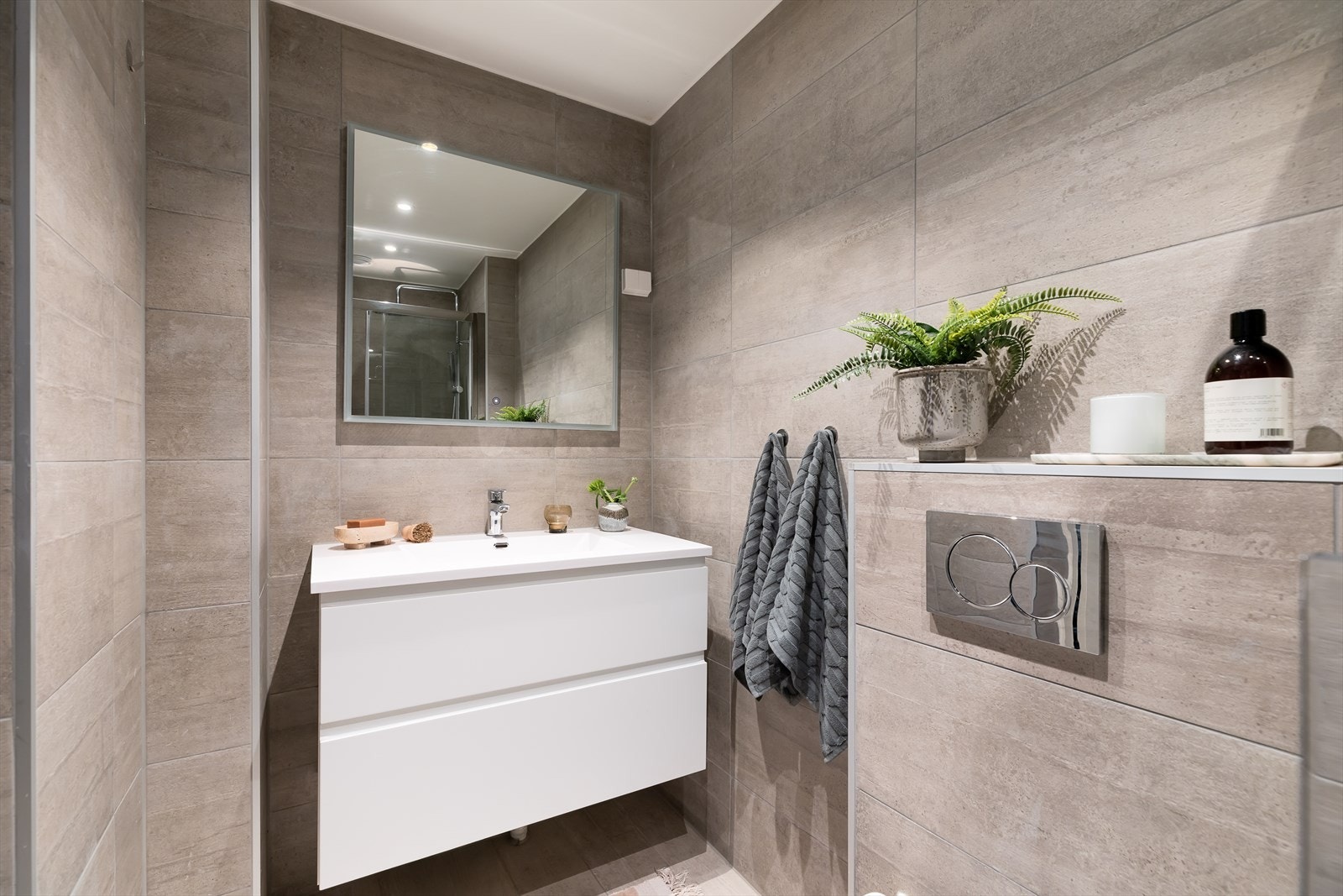 Baderom hoveddel. Leiligheten har to lekre baderom - begge fra 2021 Galleribilde