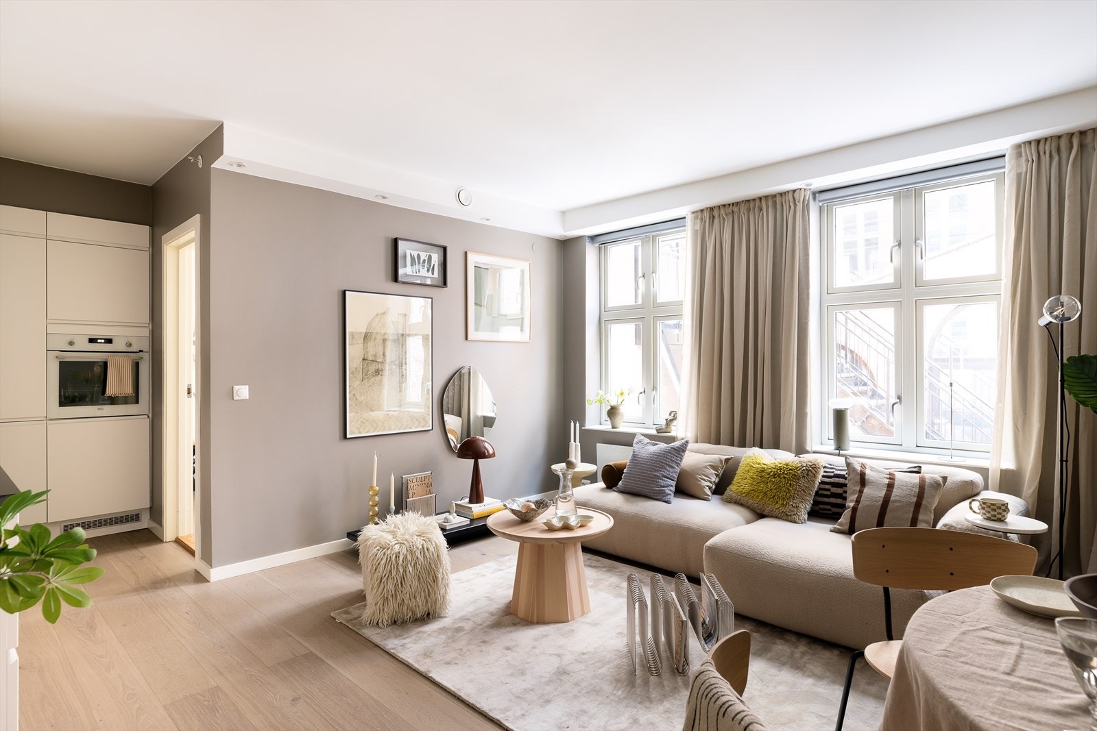 Stor stue med naturlig plass til både sone for sofa og spisebord. Galleribilde