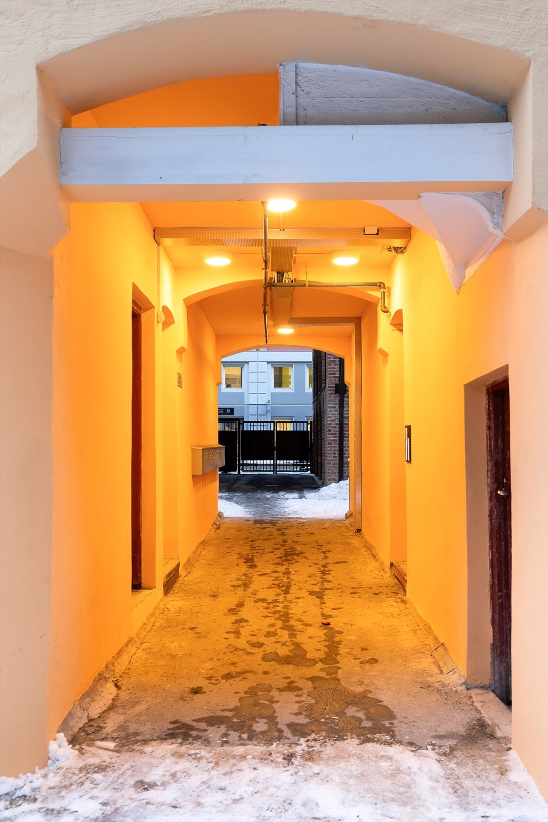 Flott portrom med inngang til oppgangene. Galleribilde