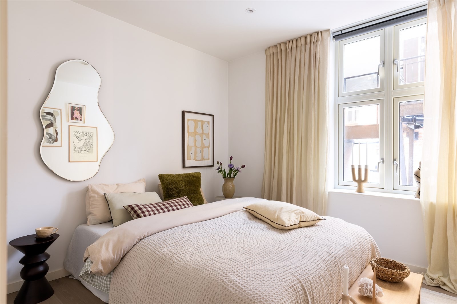 Romslig hovedsoverom med god plass til dobbelseng. Galleribilde