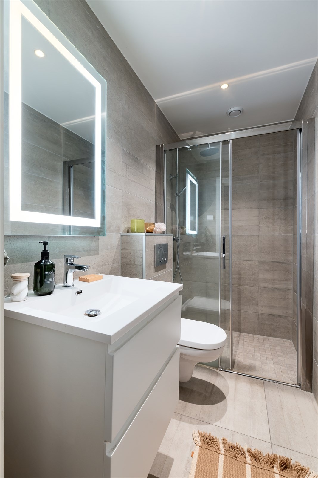 Baderom hybel. Leiligheten har to lekre baderom - begge fra 2021. Galleribilde