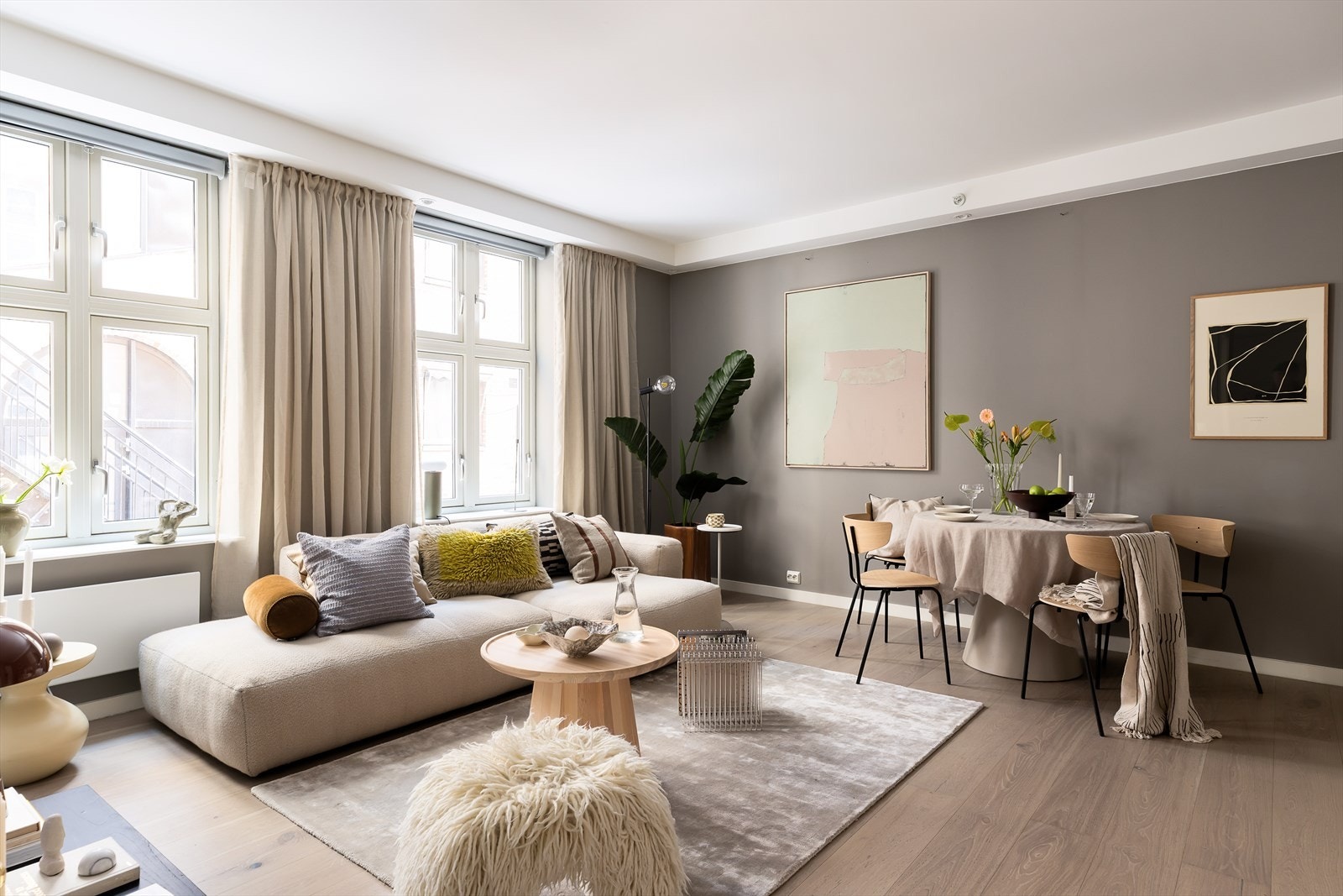 Store vindusflater slipper inn rikelig med lys. Hele leiligheten ligger vendt inn i bakgård og er skjermet for byens larm. Galleribilde